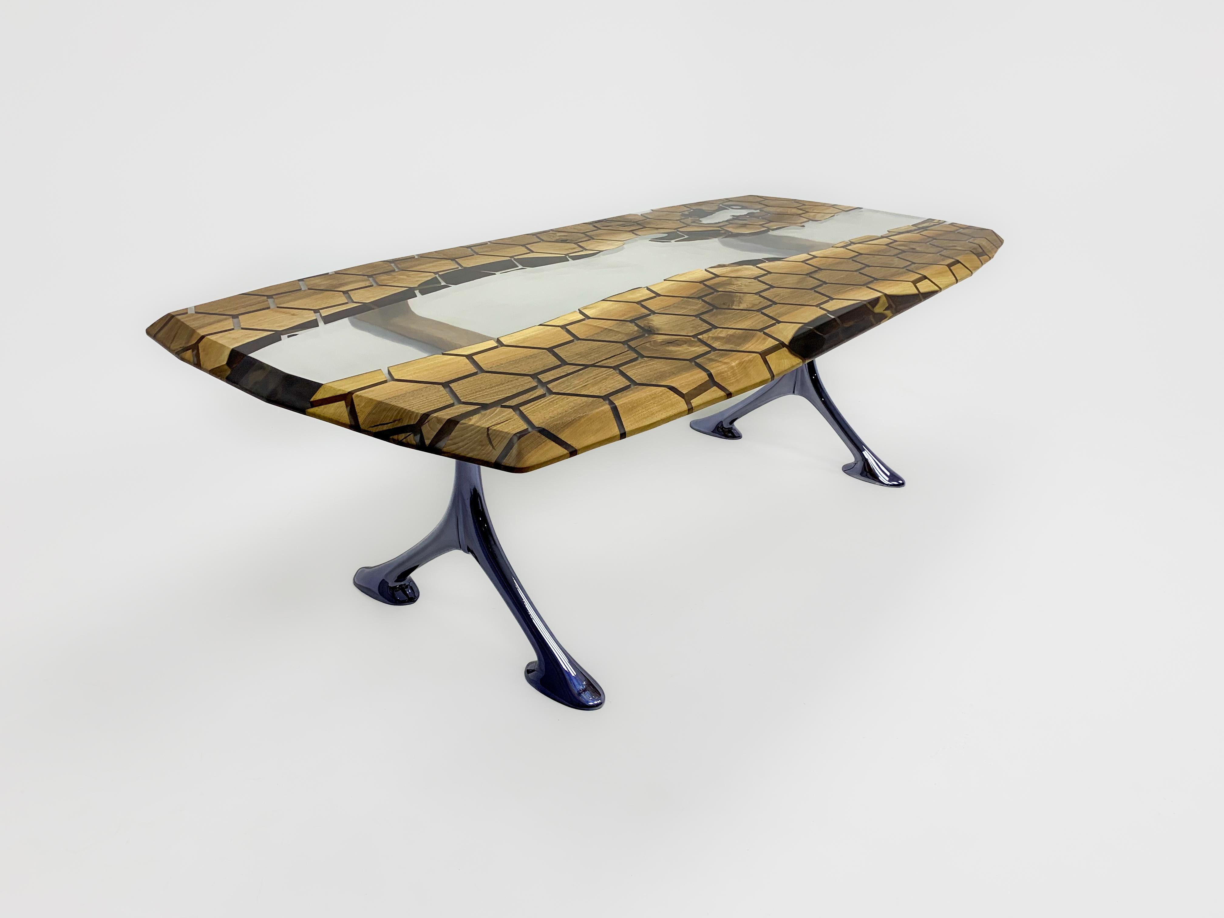 Turc Table de salle à manger hexagonale en résine époxy transparente - Live Edge Walnut Table en vente
