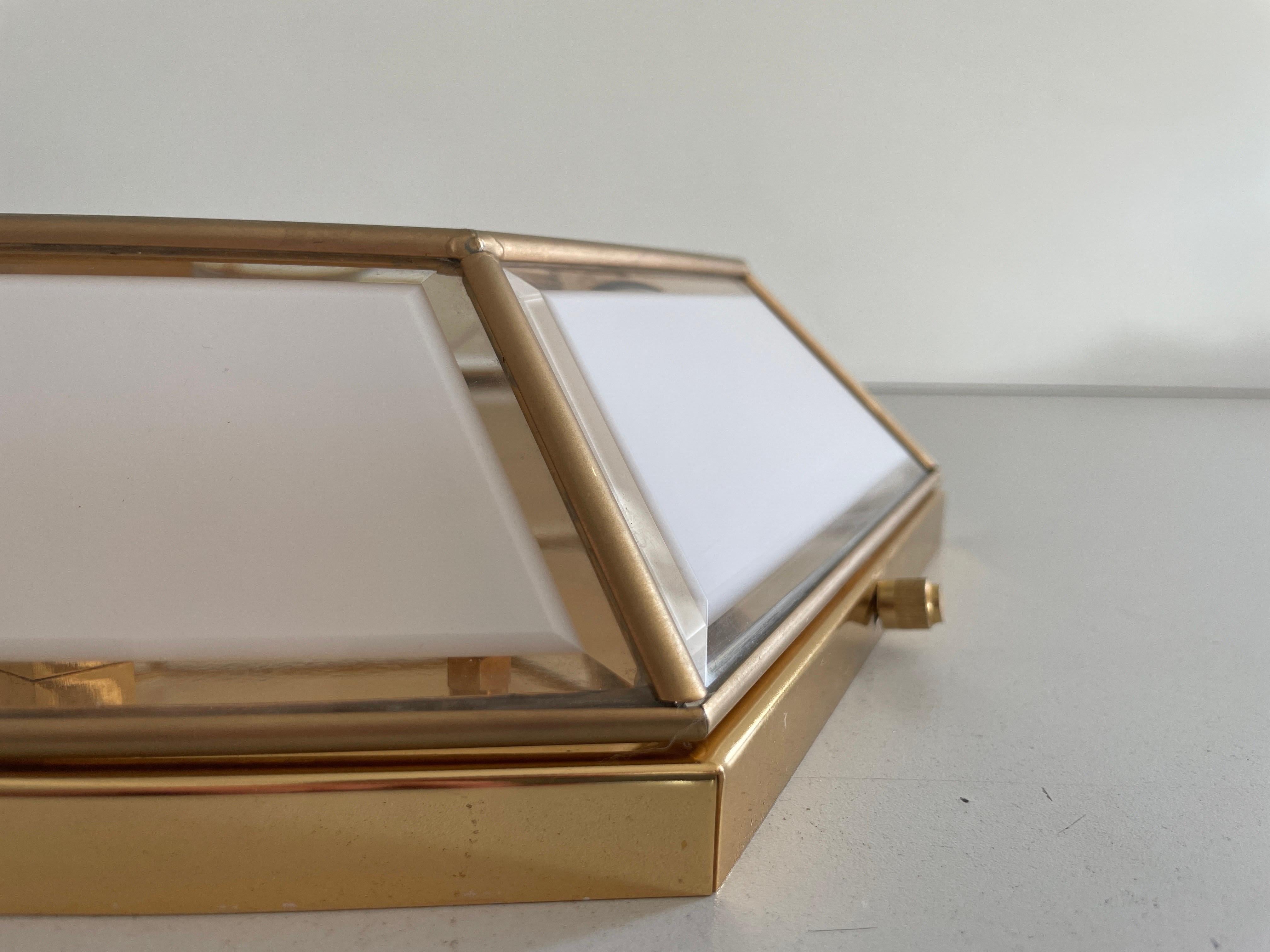 Lampe affleurante hexagonale en verre et laiton, années 1960, Italie en vente 3