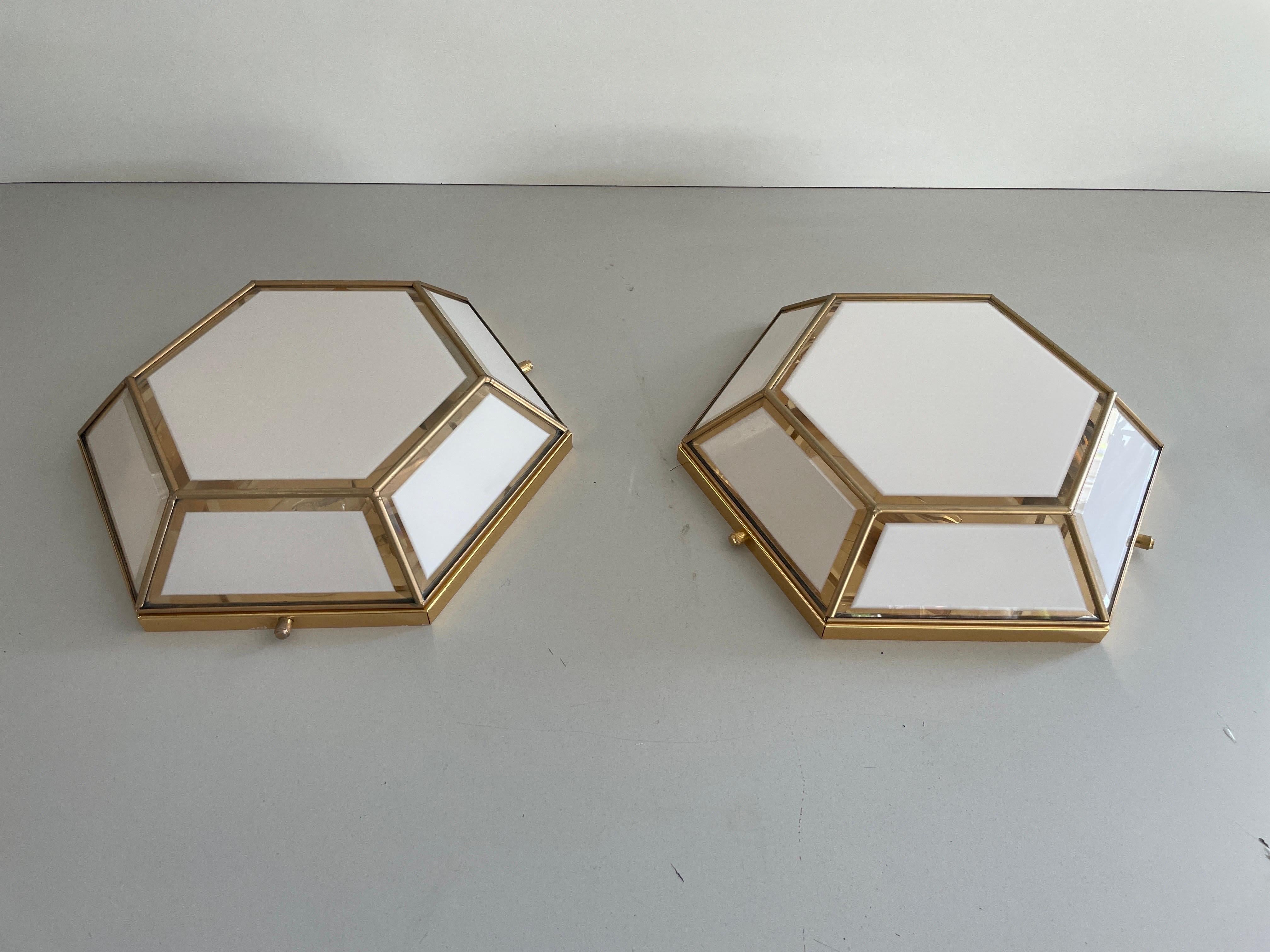 Lampe affleurante hexagonale en verre et laiton, années 1960, Italie en vente 4