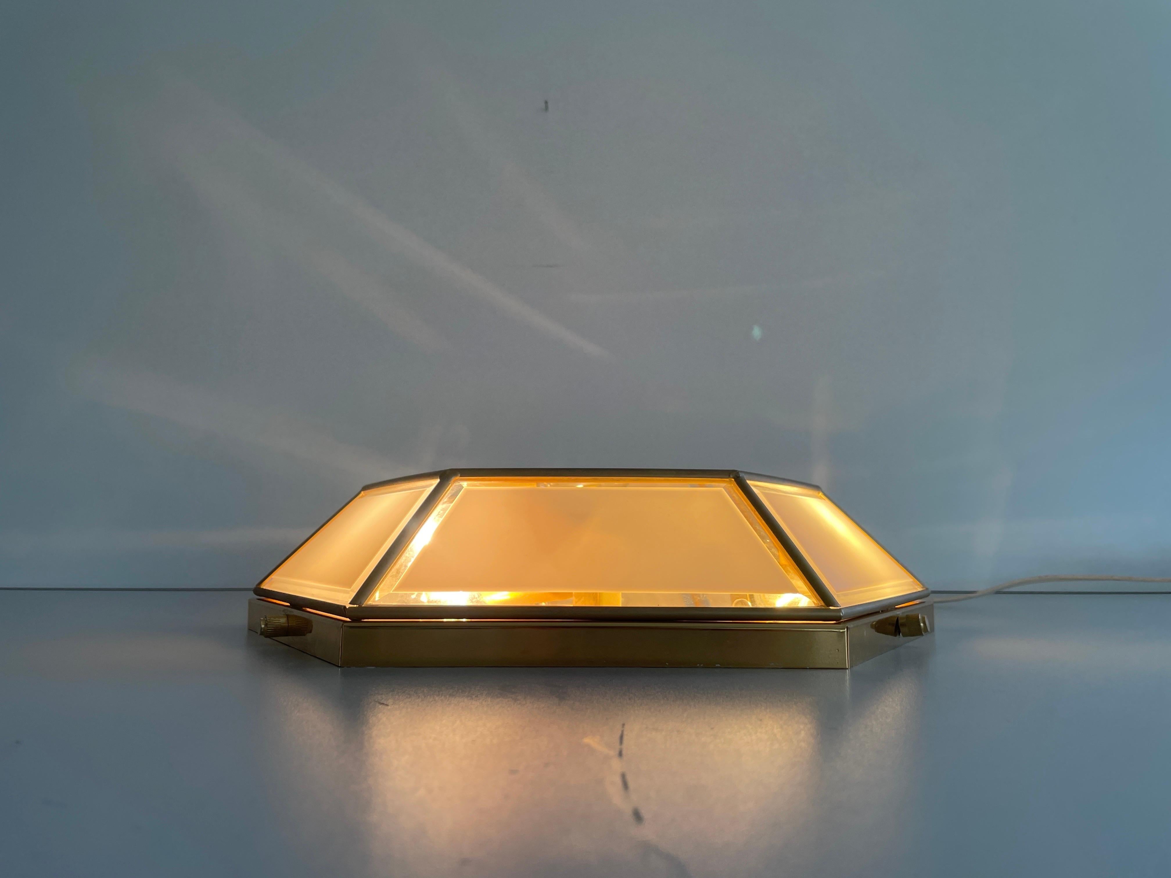 Lampe affleurante hexagonale en verre et laiton, années 1960, Italie en vente 5