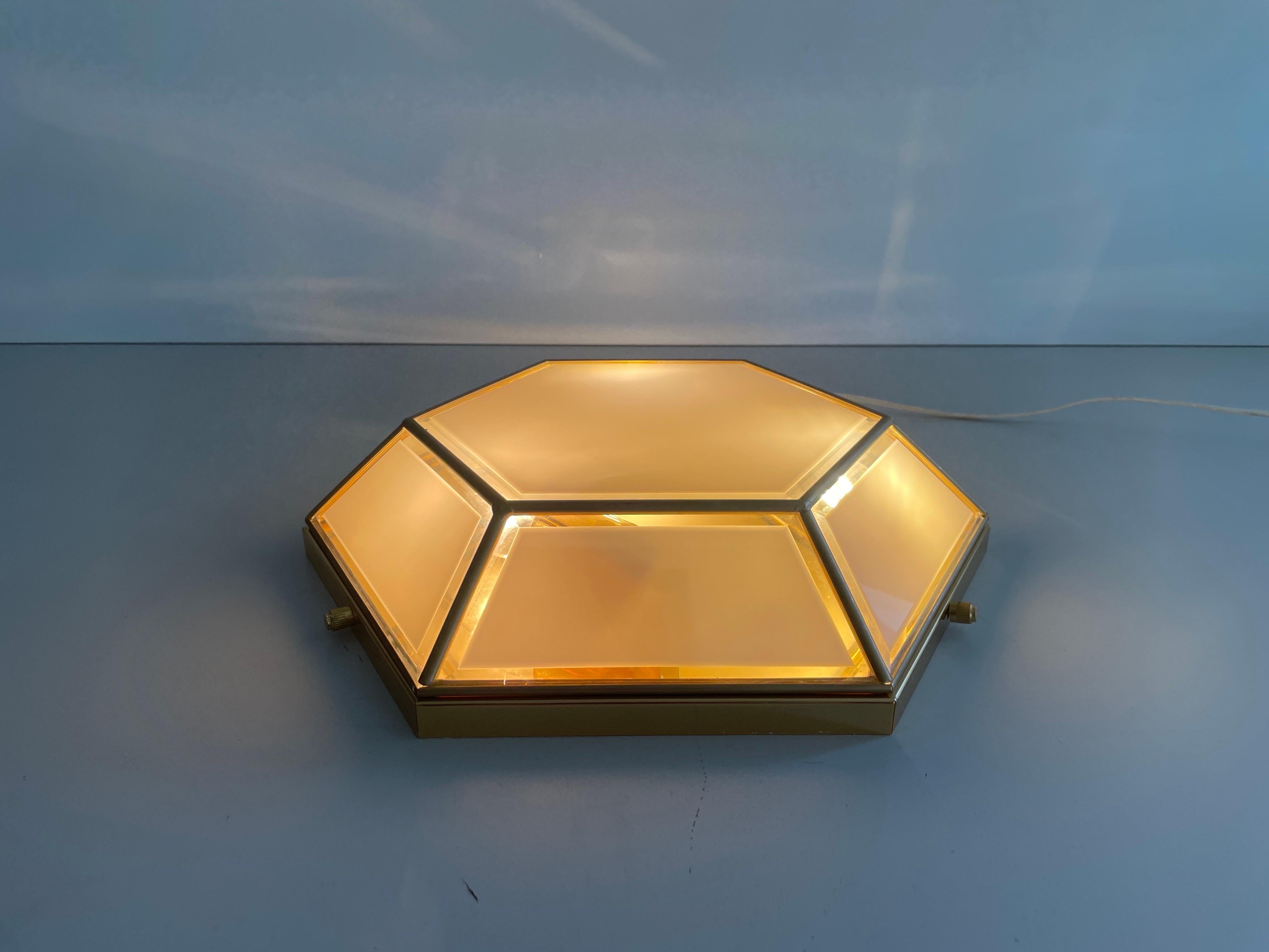 Lampe affleurante hexagonale en verre et laiton, années 1960, Italie en vente 7