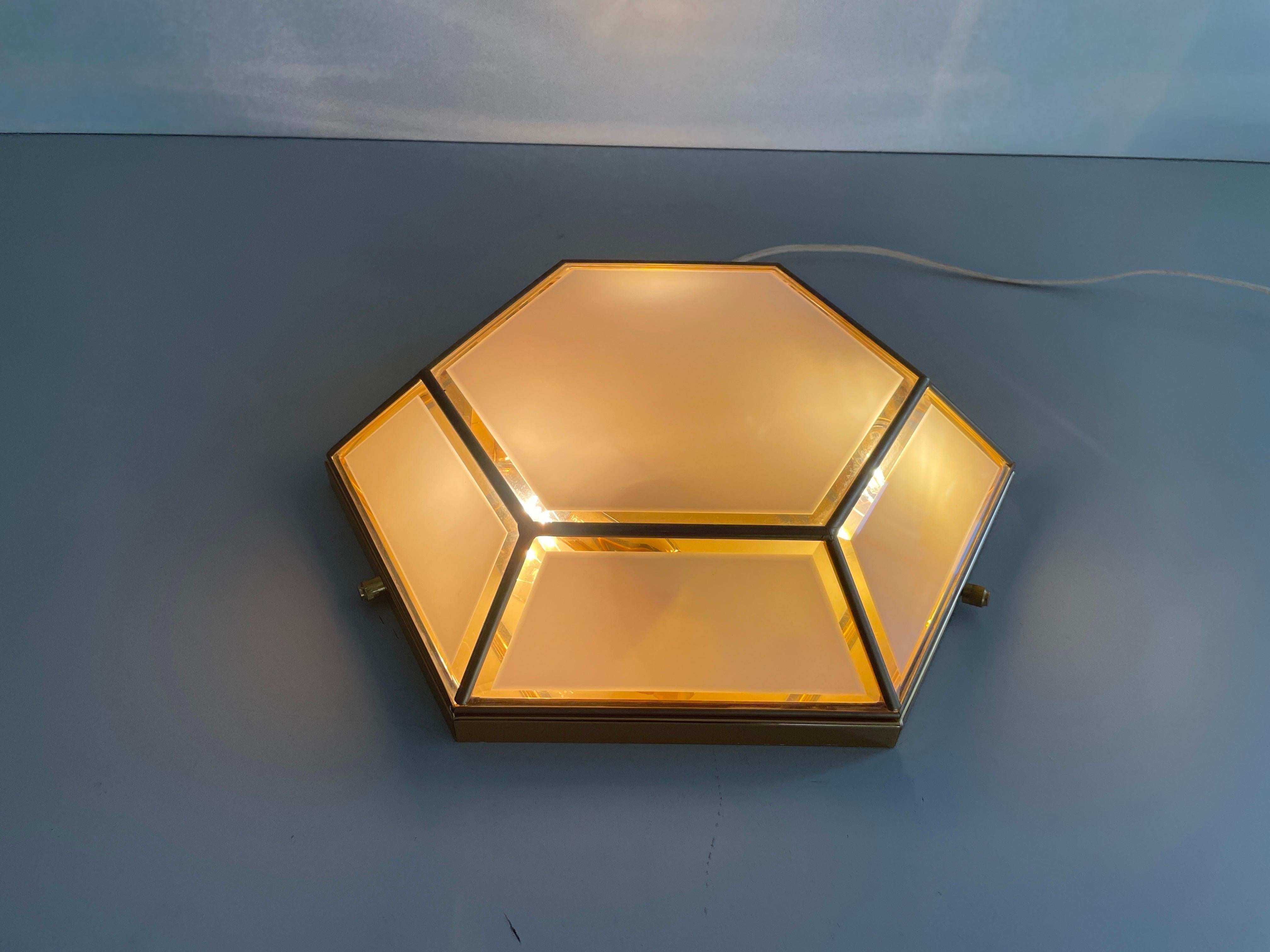 Lampe affleurante hexagonale en verre et laiton, années 1960, Italie en vente 8