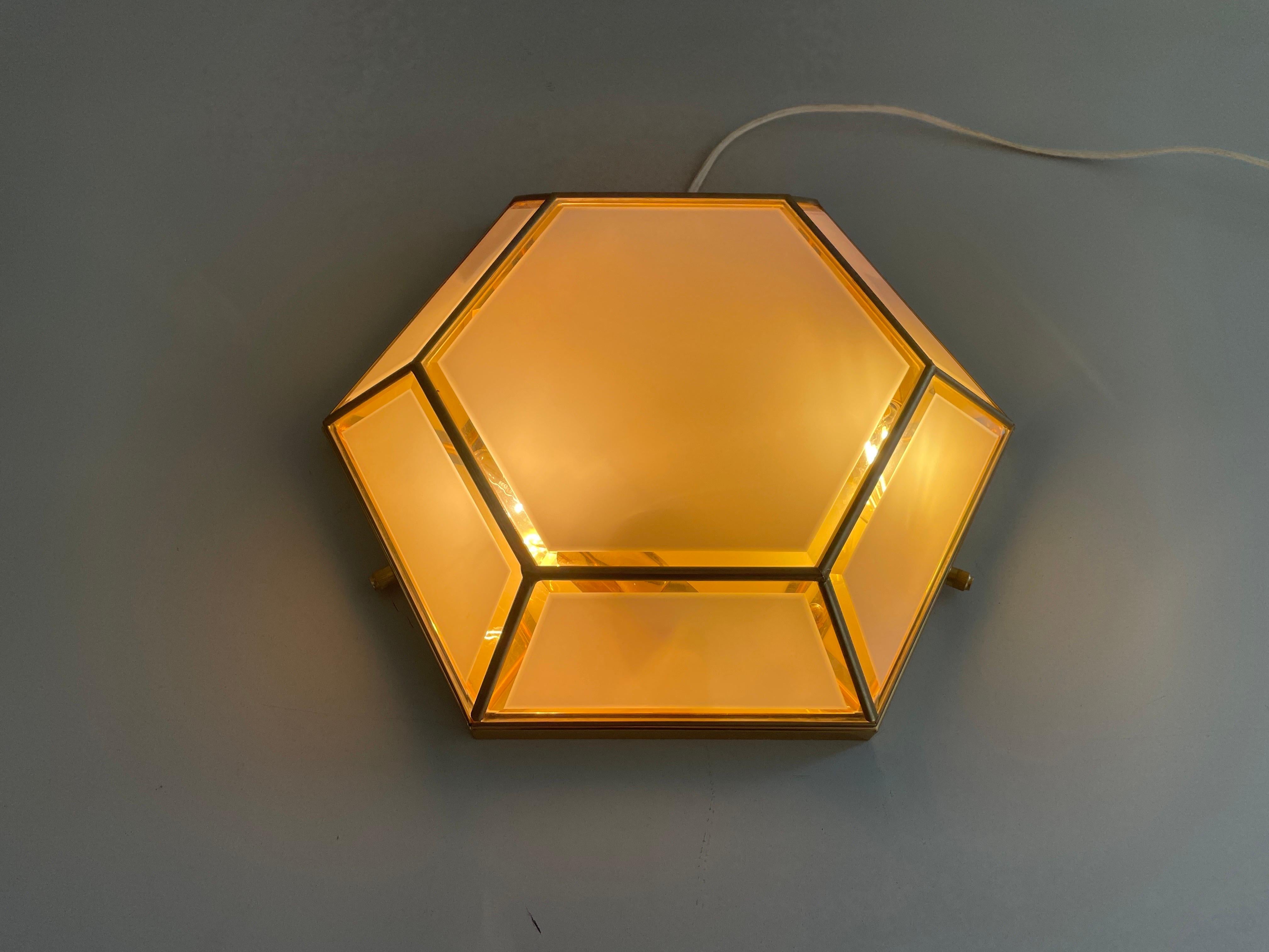 Lampe affleurante hexagonale en verre et laiton, années 1960, Italie en vente 9