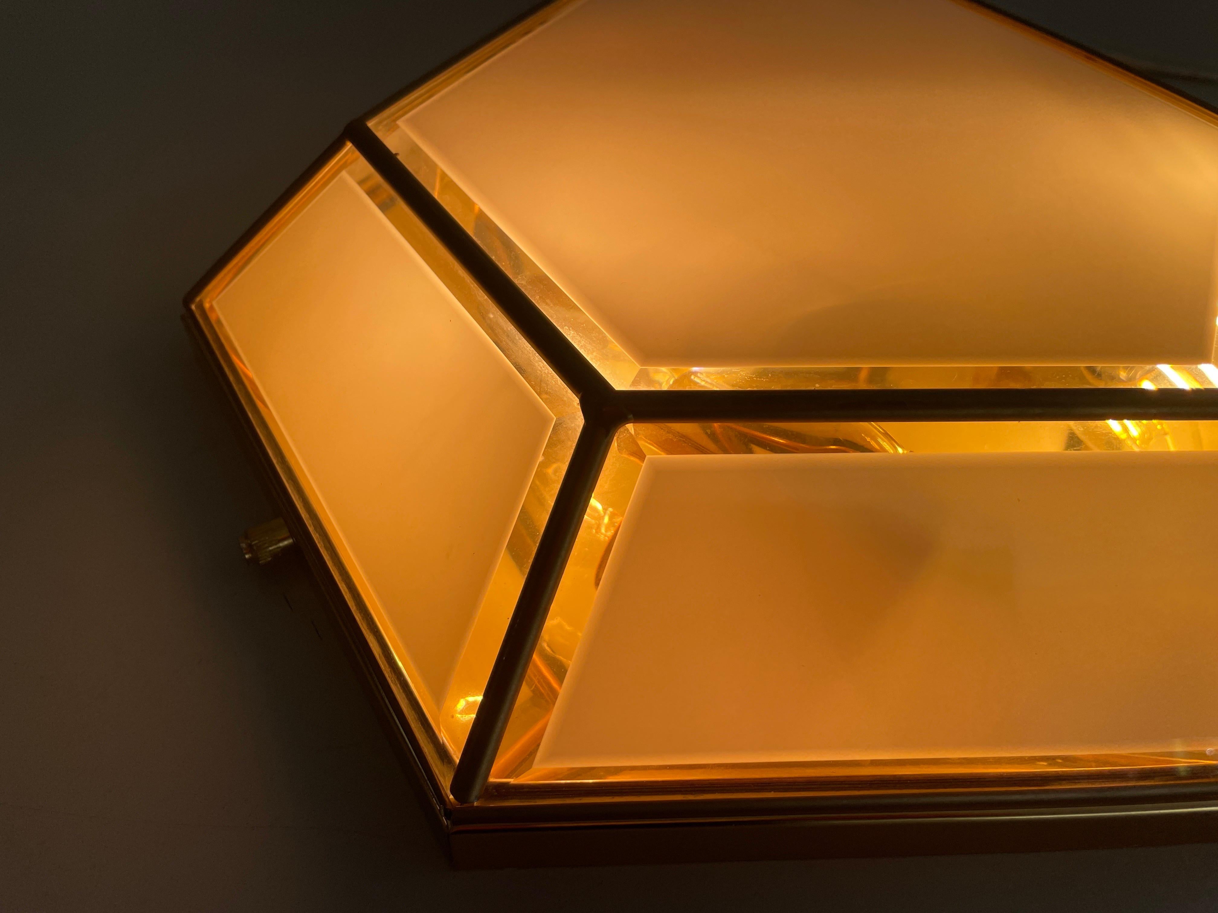 Lampe affleurante hexagonale en verre et laiton, années 1960, Italie en vente 11