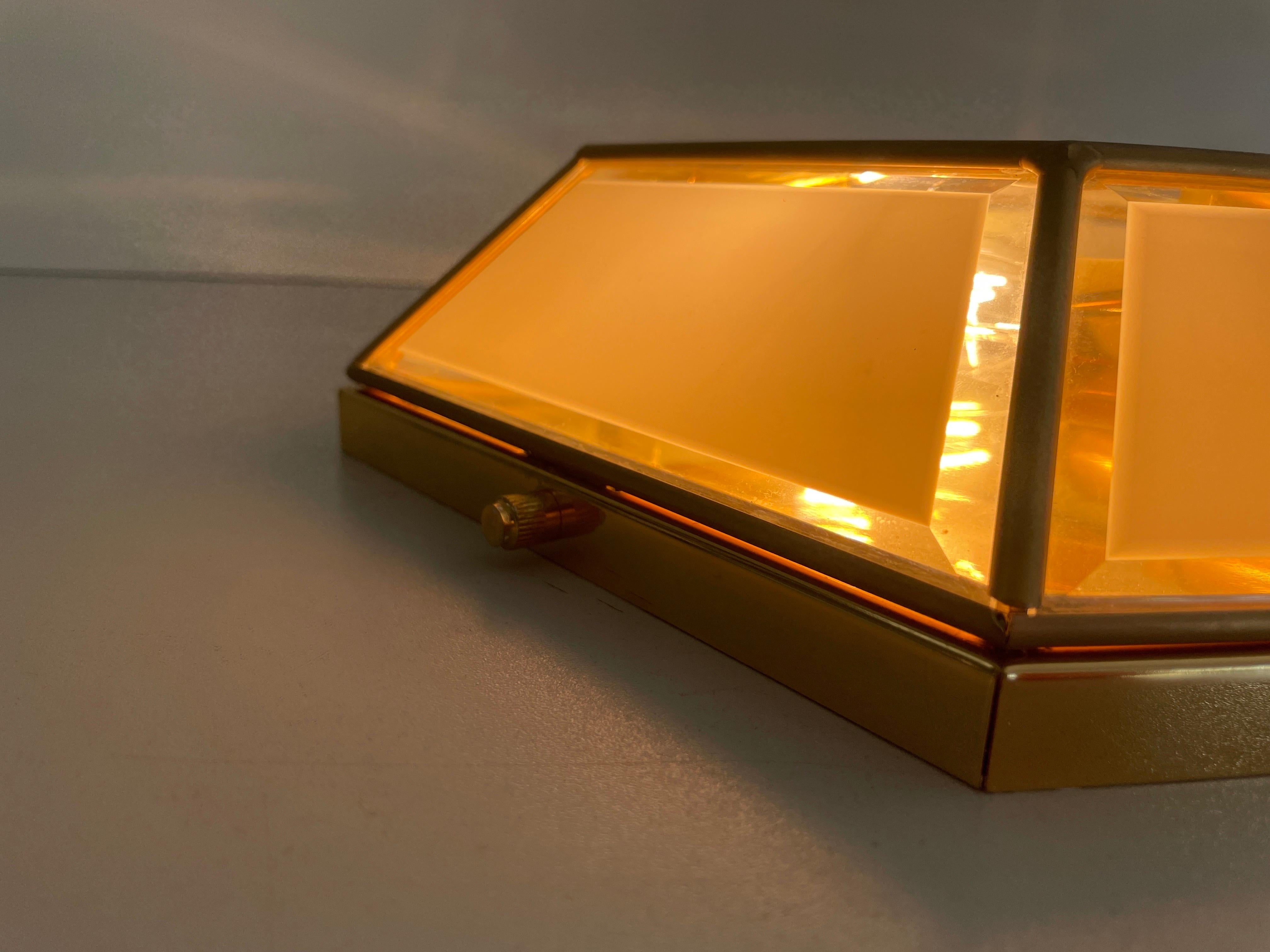 Lampe affleurante hexagonale en verre et laiton, années 1960, Italie en vente 12