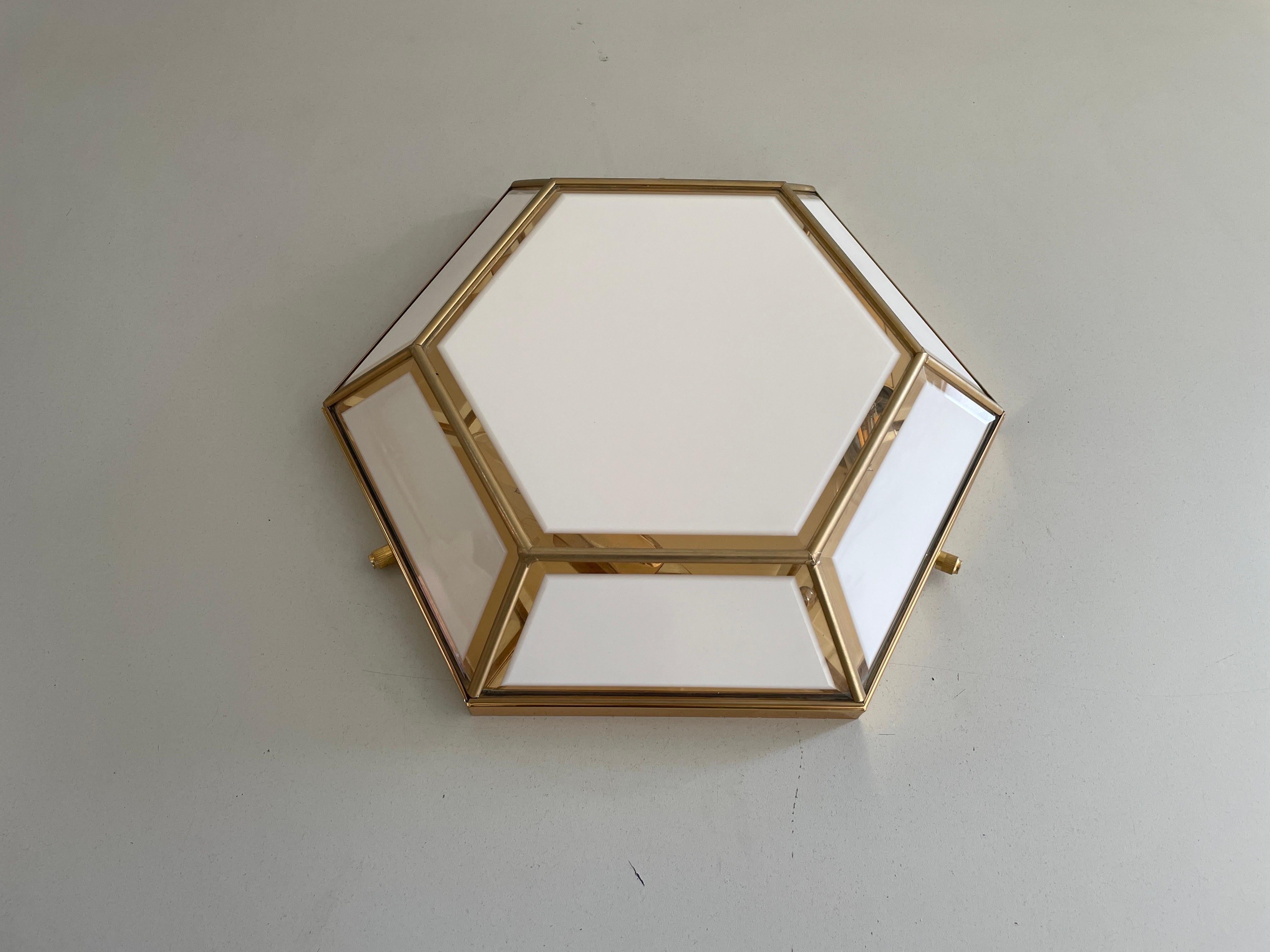 Lampe affleurante hexagonale en verre et laiton, années 1960, Italie

L'abat-jour est en très bon état vintage.

Cette lampe fonctionne avec 3 ampoules E14. 
Câblé et adapté à une utilisation avec 220V et 110V pour tous les pays.

Mesures : 
38 cm x