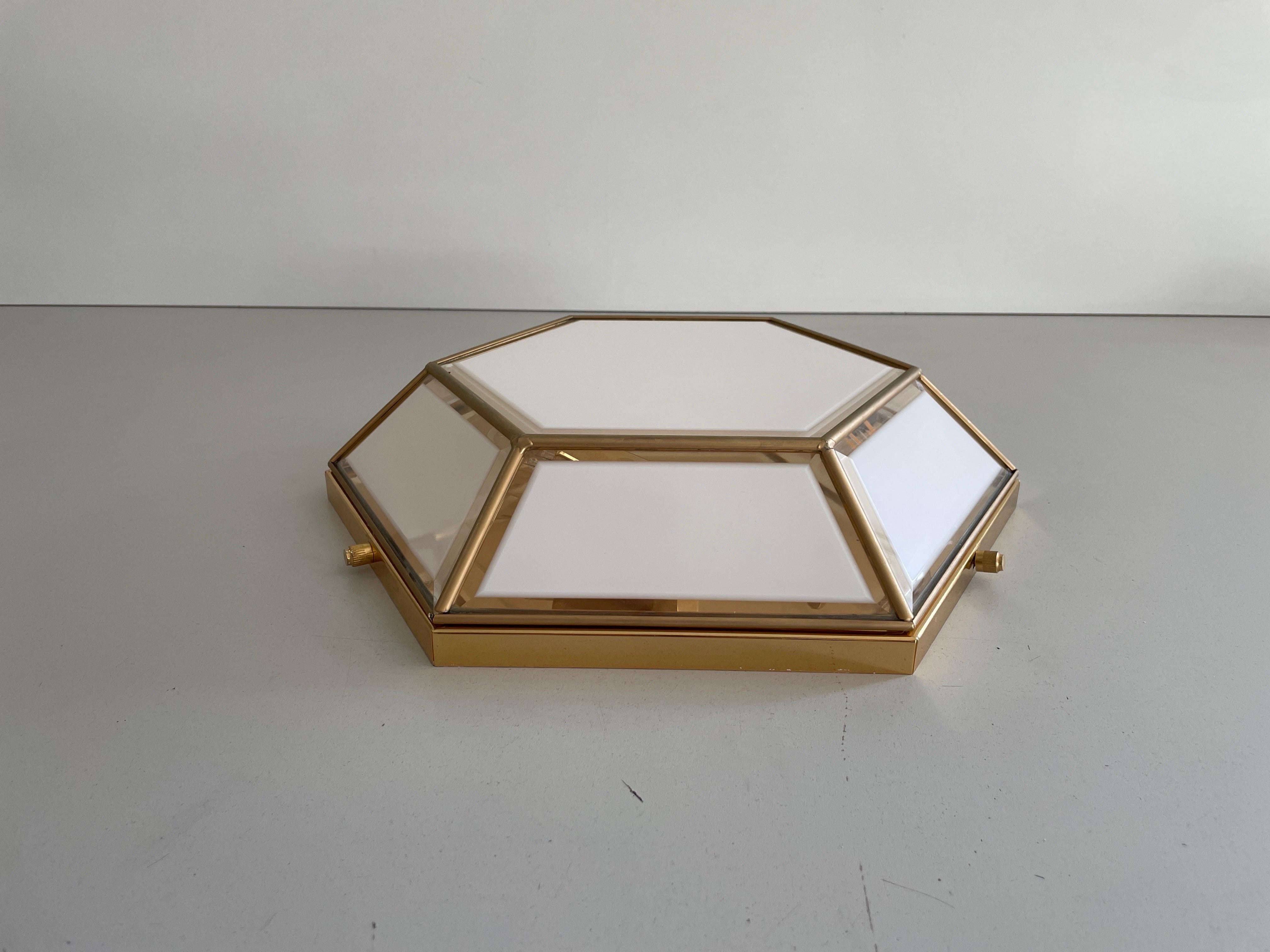 Mid-Century Modern Lampe affleurante hexagonale en verre et laiton, années 1960, Italie en vente