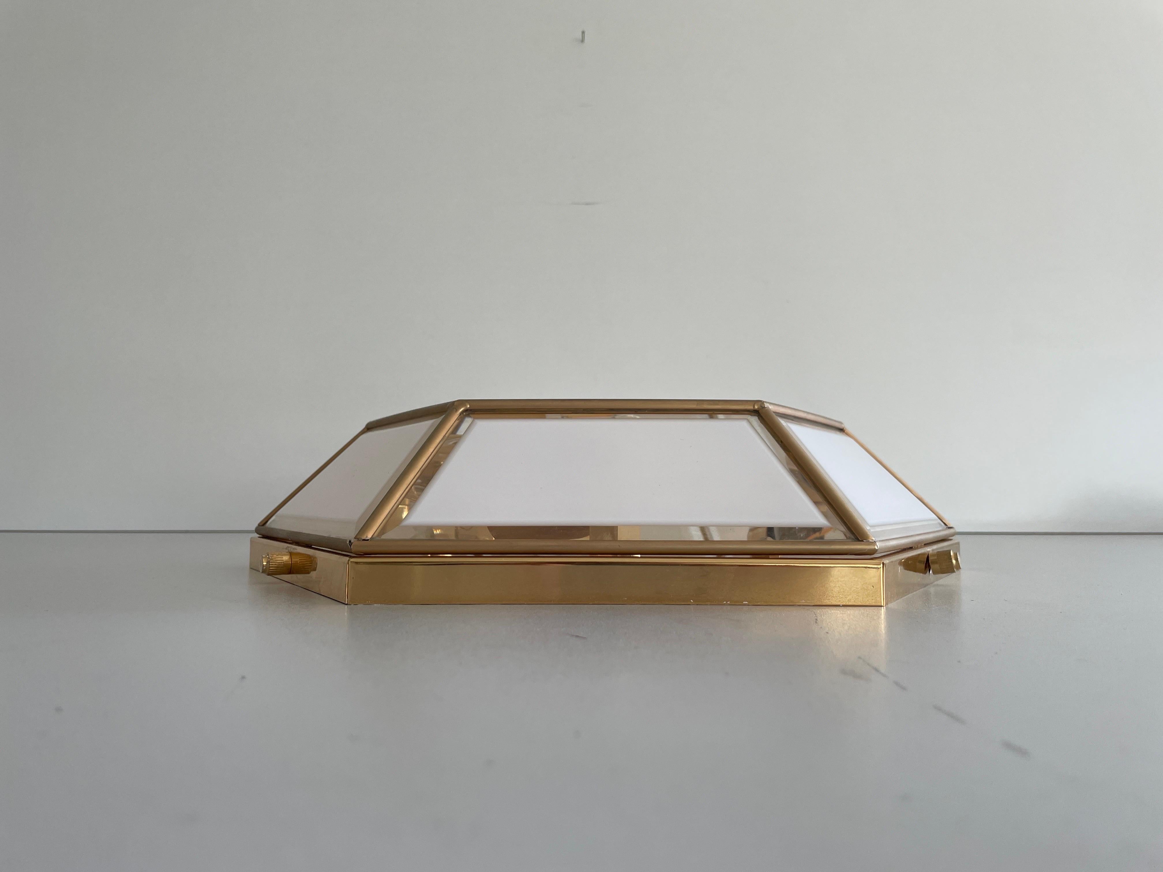 italien Lampe affleurante hexagonale en verre et laiton, années 1960, Italie en vente