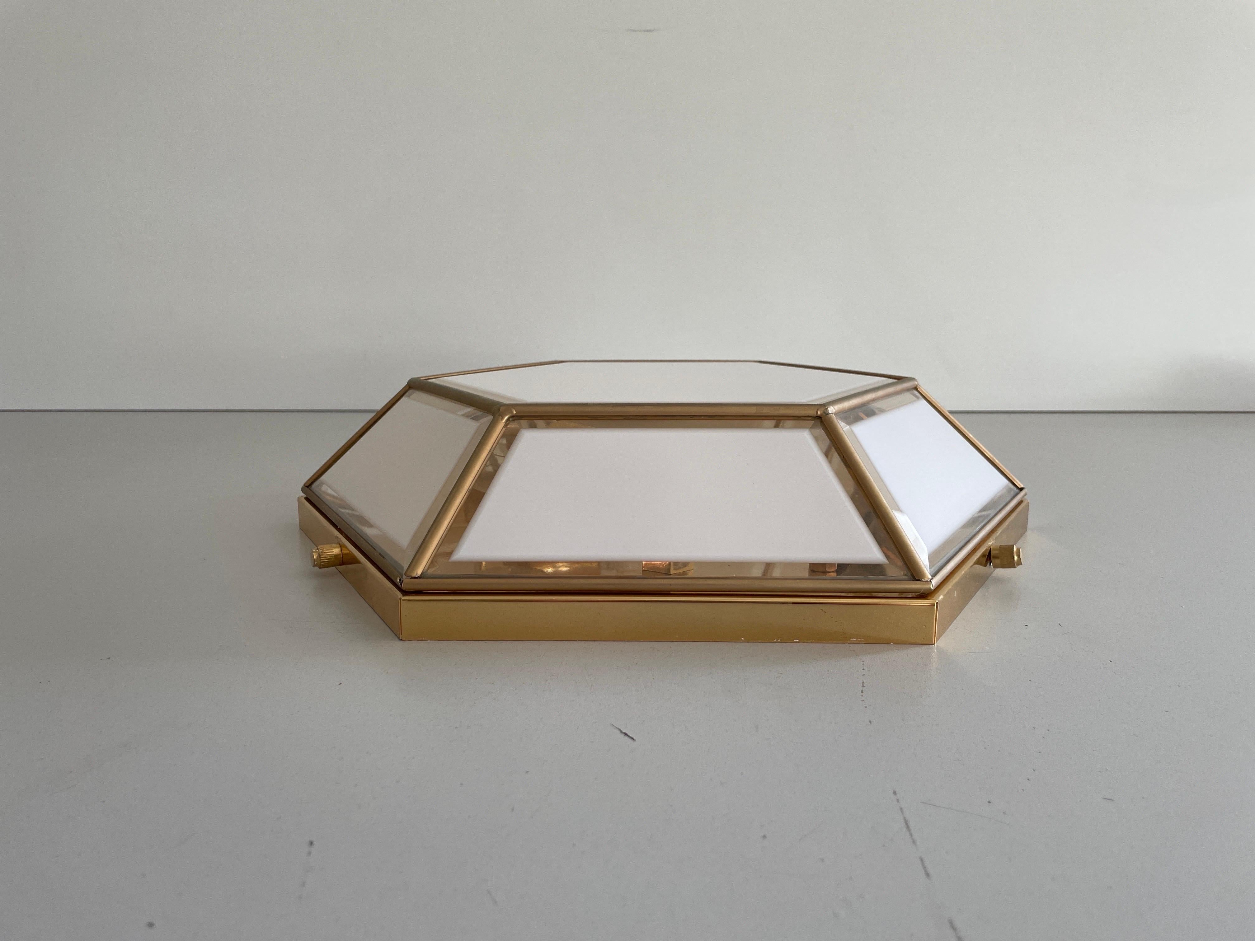 Lampe affleurante hexagonale en verre et laiton, années 1960, Italie Excellent état - En vente à Hagenbach, DE