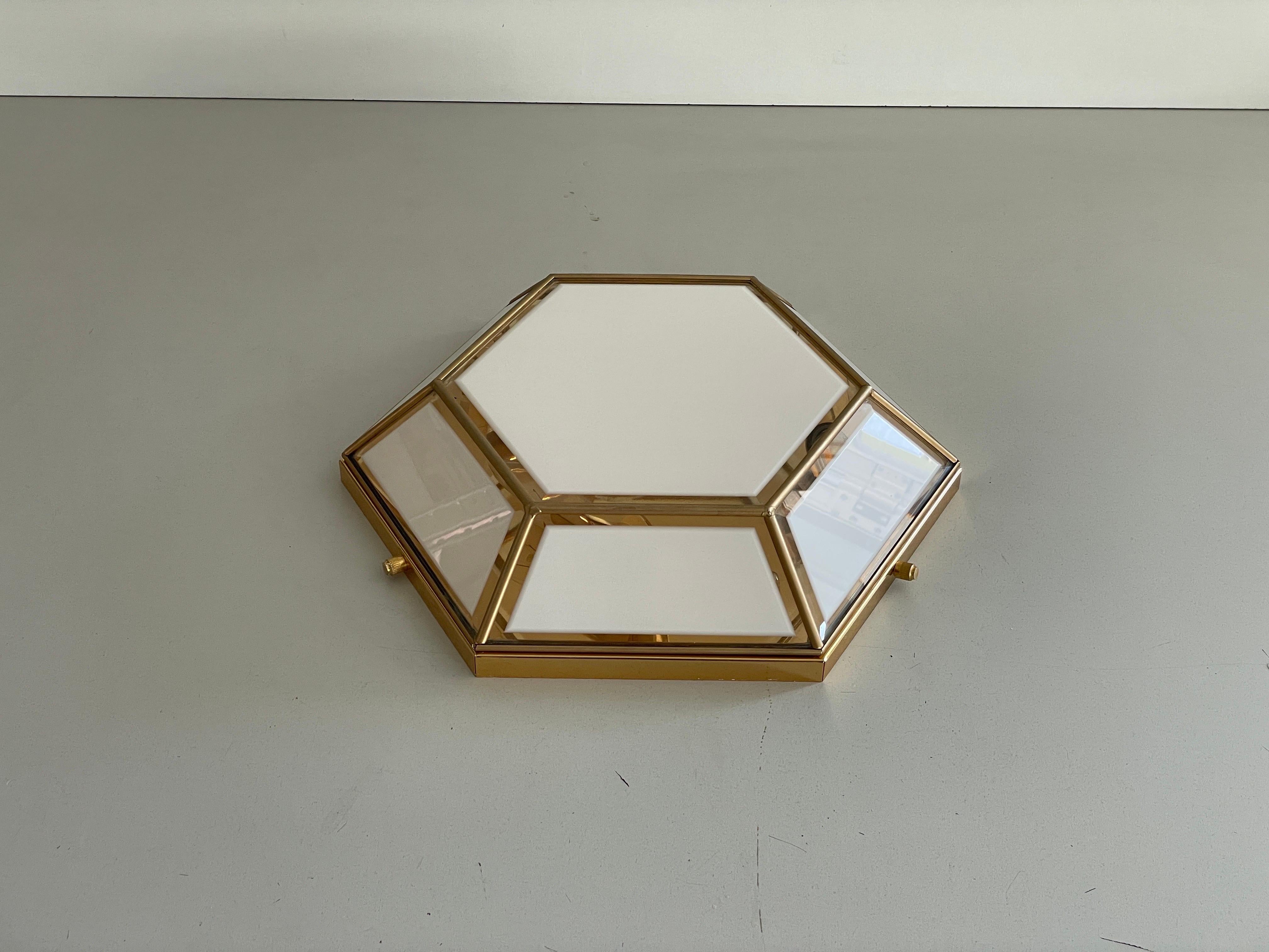 Milieu du XXe siècle Lampe affleurante hexagonale en verre et laiton, années 1960, Italie en vente