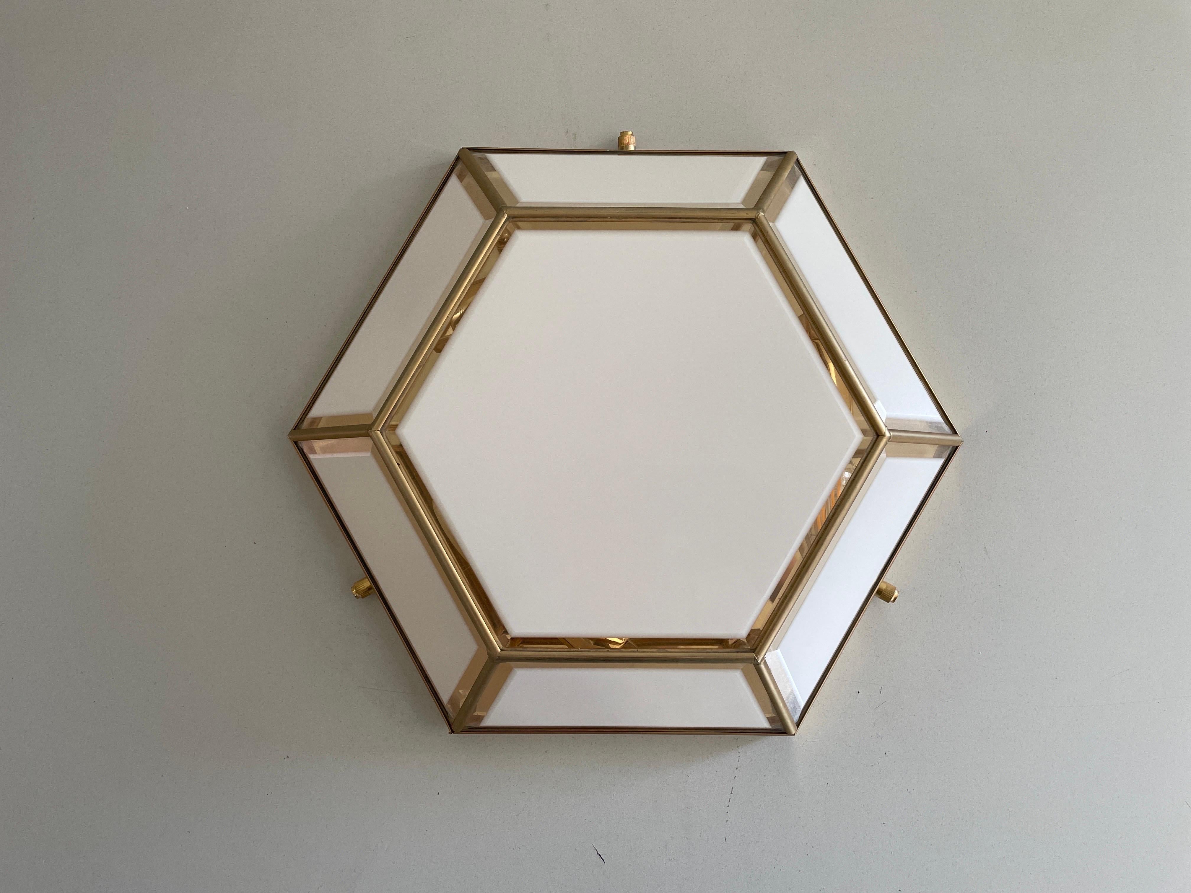Lampe affleurante hexagonale en verre et laiton, années 1960, Italie en vente 1