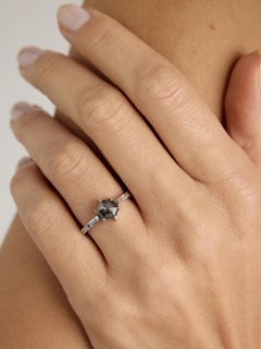 Anello di fidanzamento alternativo in oro bianco con diamante grigio esagonale, 1,15 carati