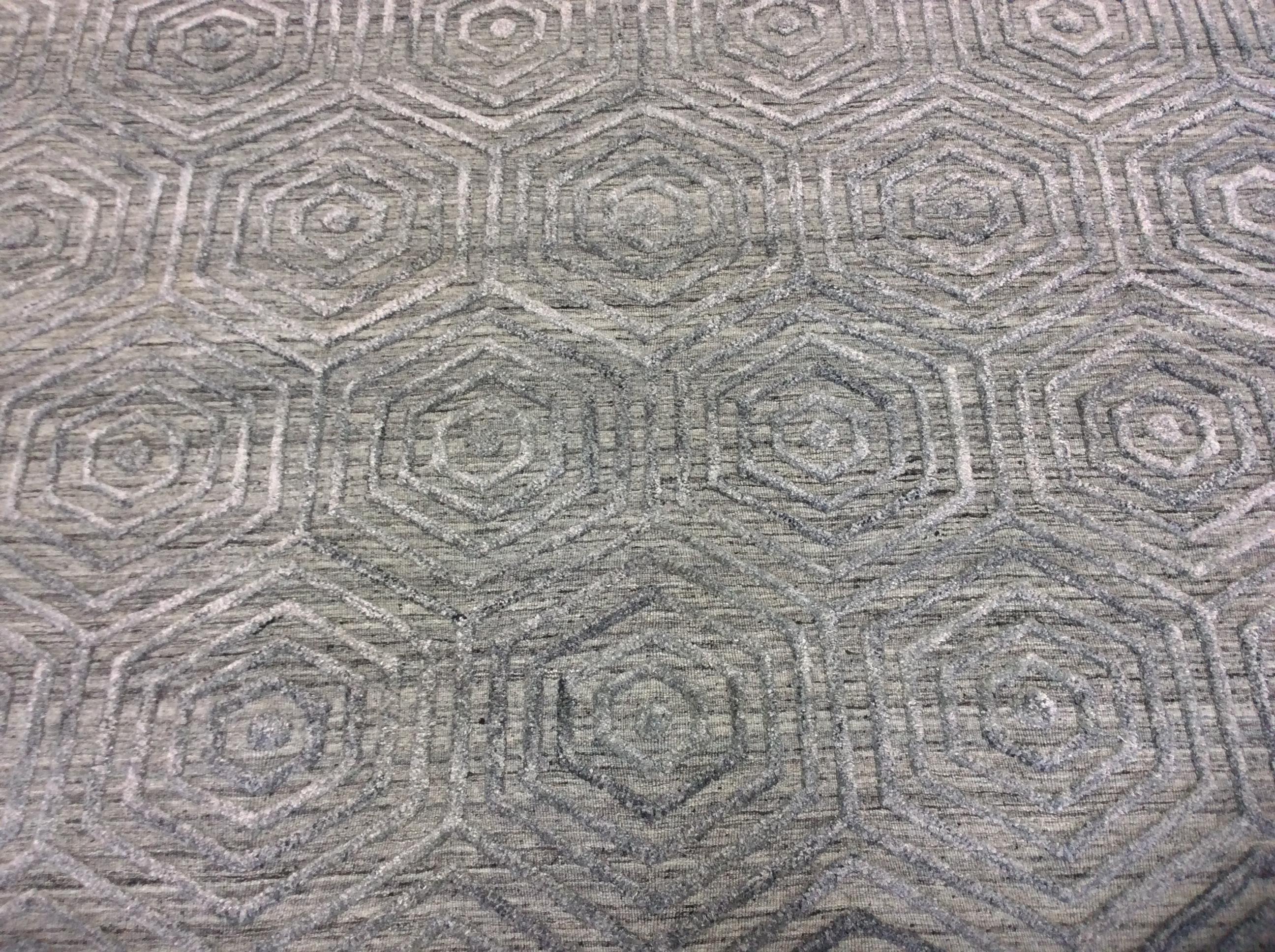 Hexagon high low contemporary rug in warm gray

High low design giving a casual yet polished look. With neutral color and raised geometry pattern.