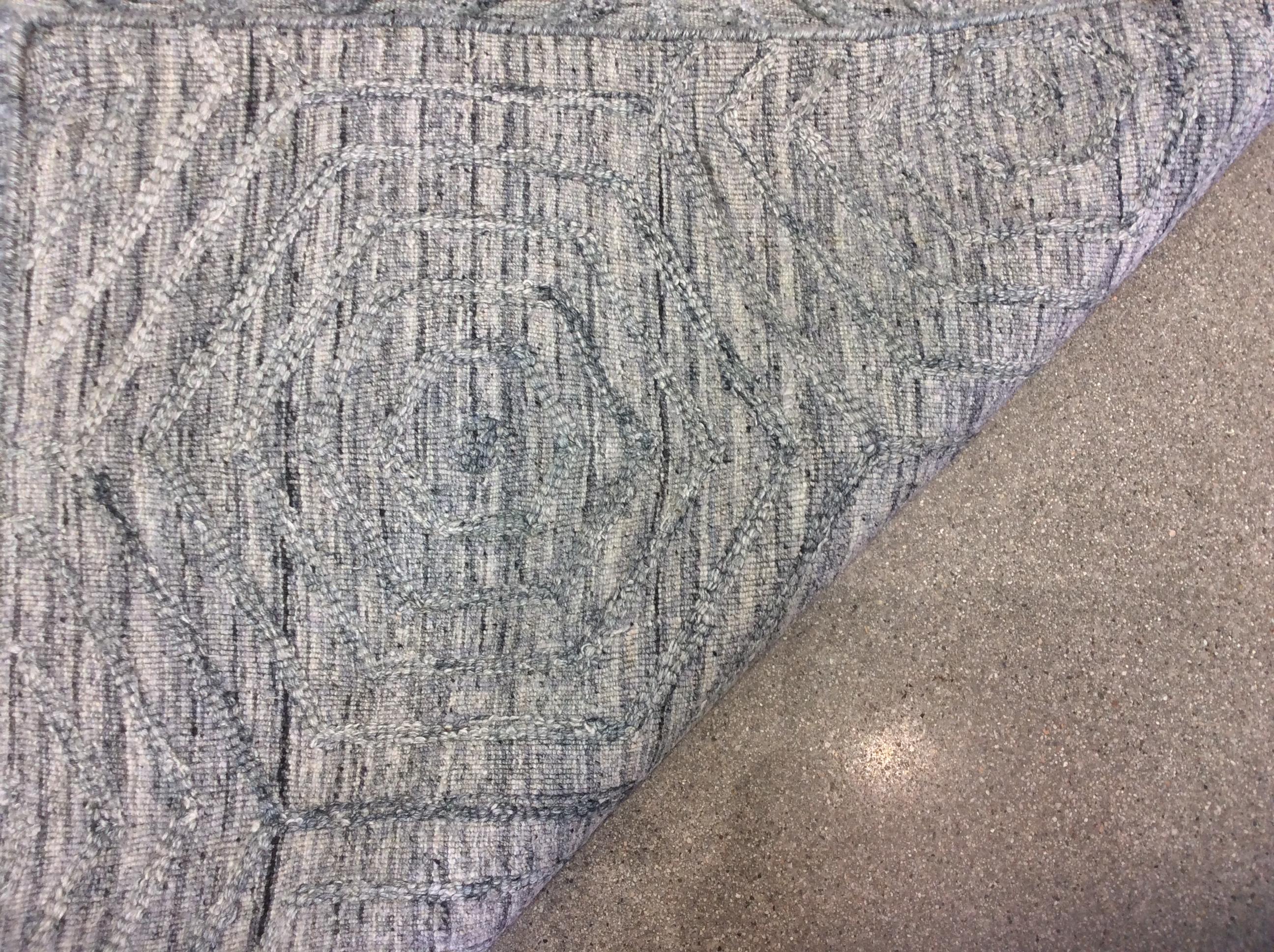 Annodato a mano Tappeto Esagono Alto Basso Contemporaneo in Grigio Caldo in vendita