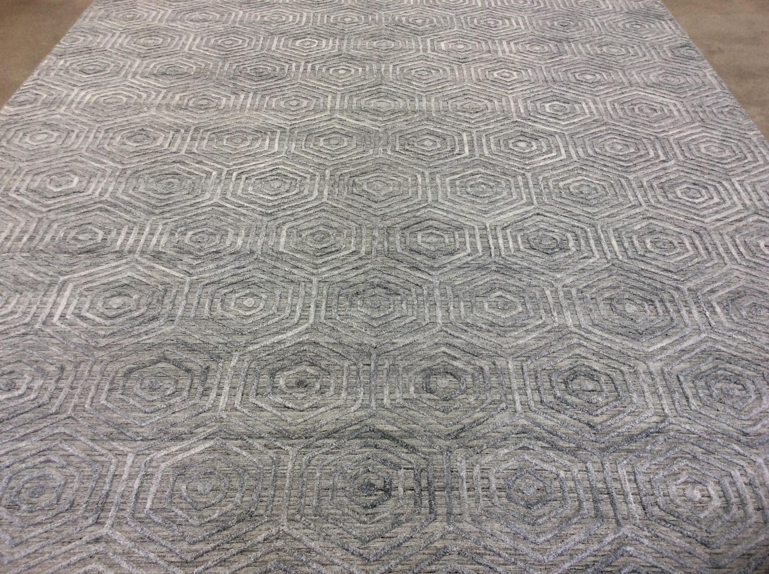 Hexagon High Low Contemporary Rug in Warm Gray In New Condition For Sale In Los Angeles, CA