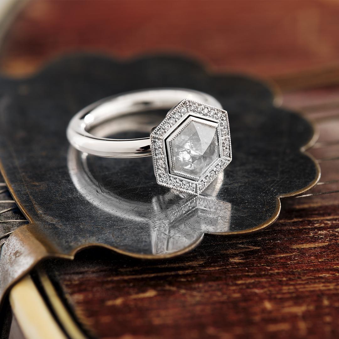 Edoardiano Diamante esagonale Icy 1,71ct - Anello aureolato in platino Ice Queen in vendita