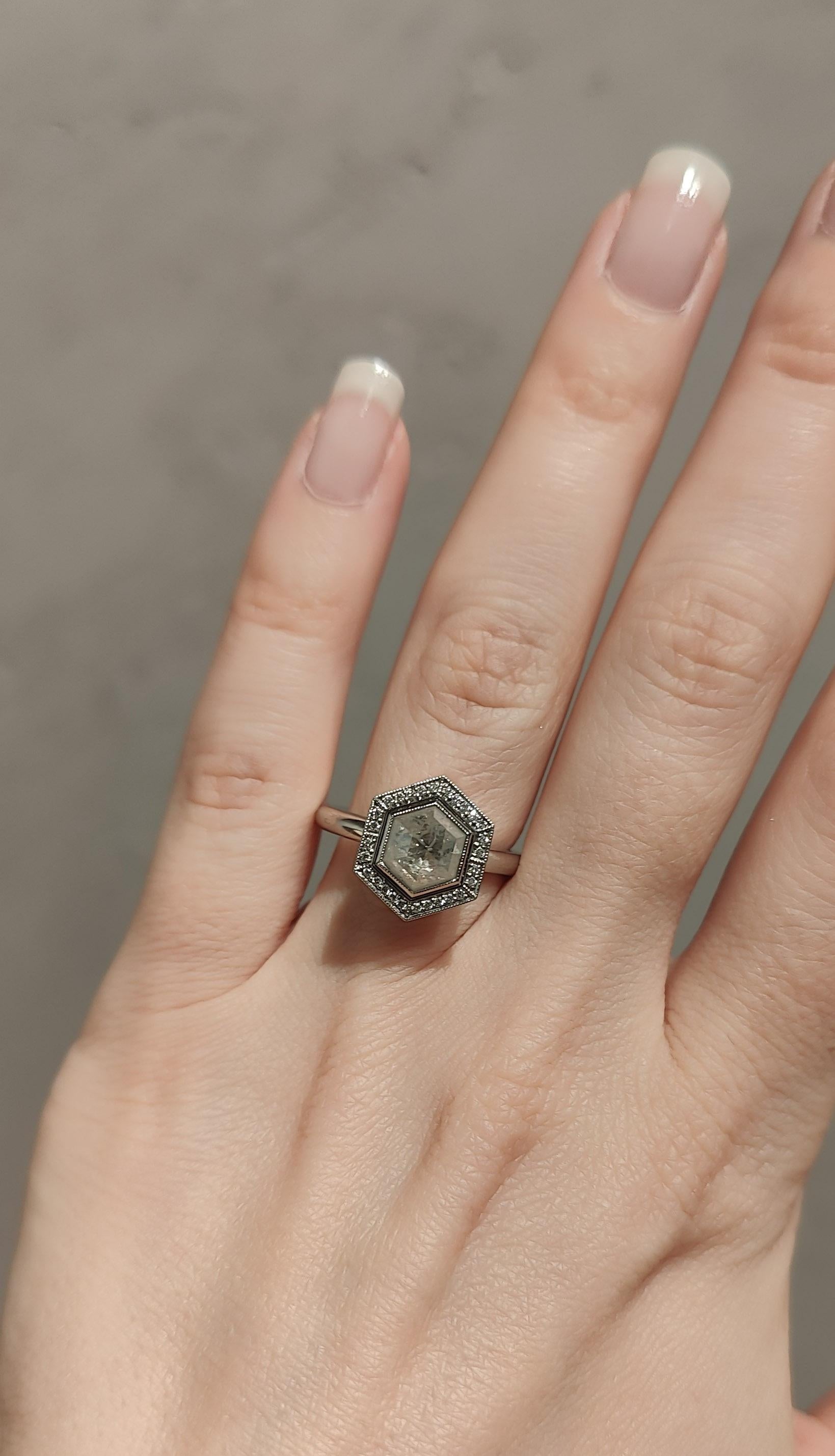 Esagono Diamante esagonale Icy 1,71ct - Anello aureolato in platino Ice Queen in vendita