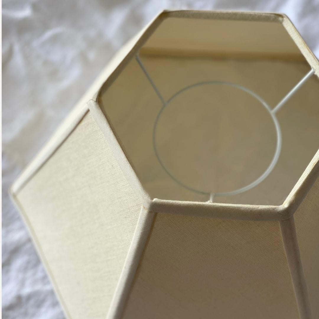 Cet abat-jour hexagonal en lin de taille moyenne présente une base classique en lin blanc cassé et des bordures crème, créant un éclairage élégant pour tout intérieur moderne. Avec son tissu en lin durable et son design intemporel, cet abat-jour est