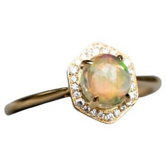 Anello di fidanzamento esagonale messicano con opale di fuoco e diamante aureolato in oro giallo 18 carati