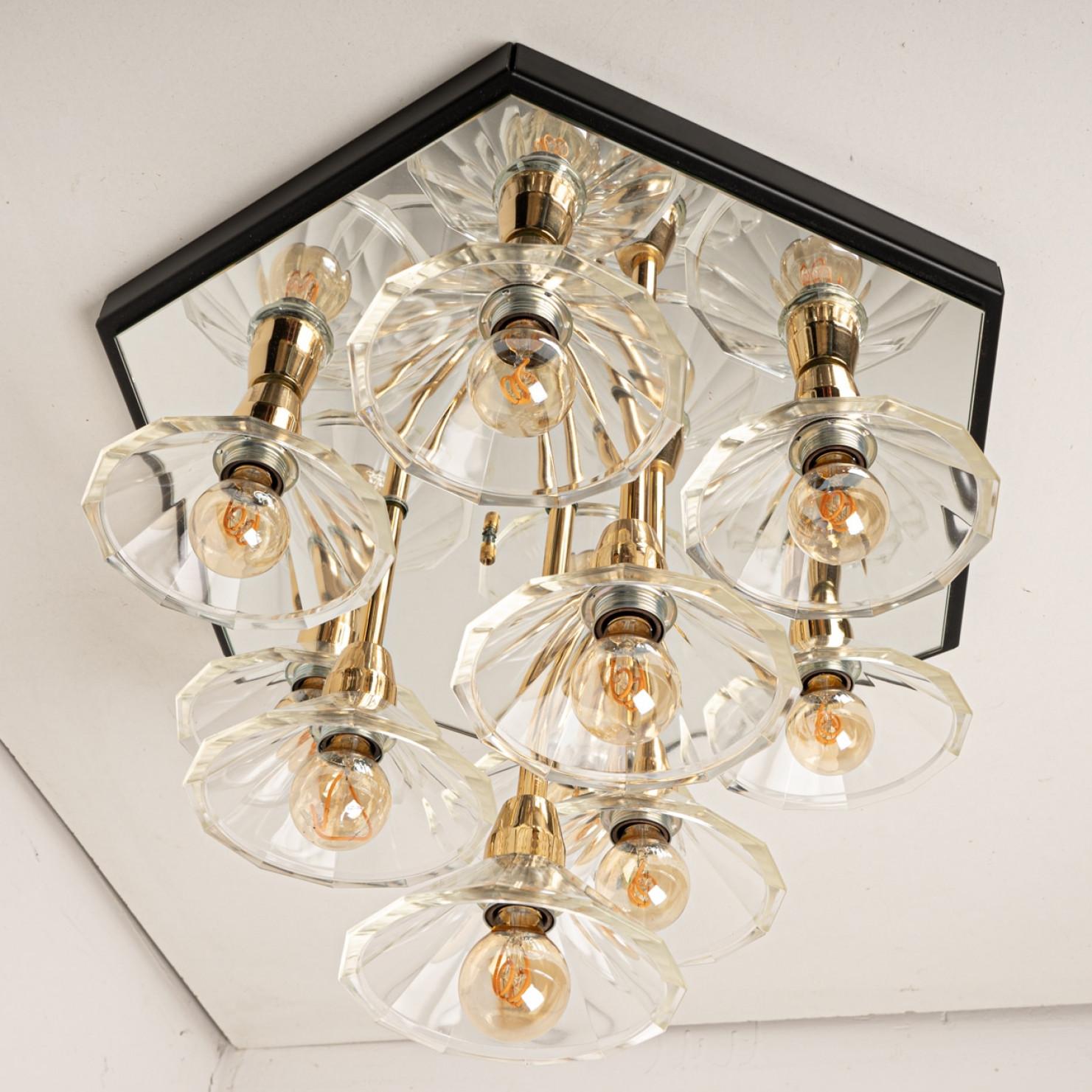 Precioso aplique/flushmount hexagonal de cristal espejado, Alemania 1970. Esta lámpara está fabricada con un armazón de metal con casquillos desordenados y una base de cristal de espejo, con cristal en forma de cuenco en la parte superior.

Ilumina