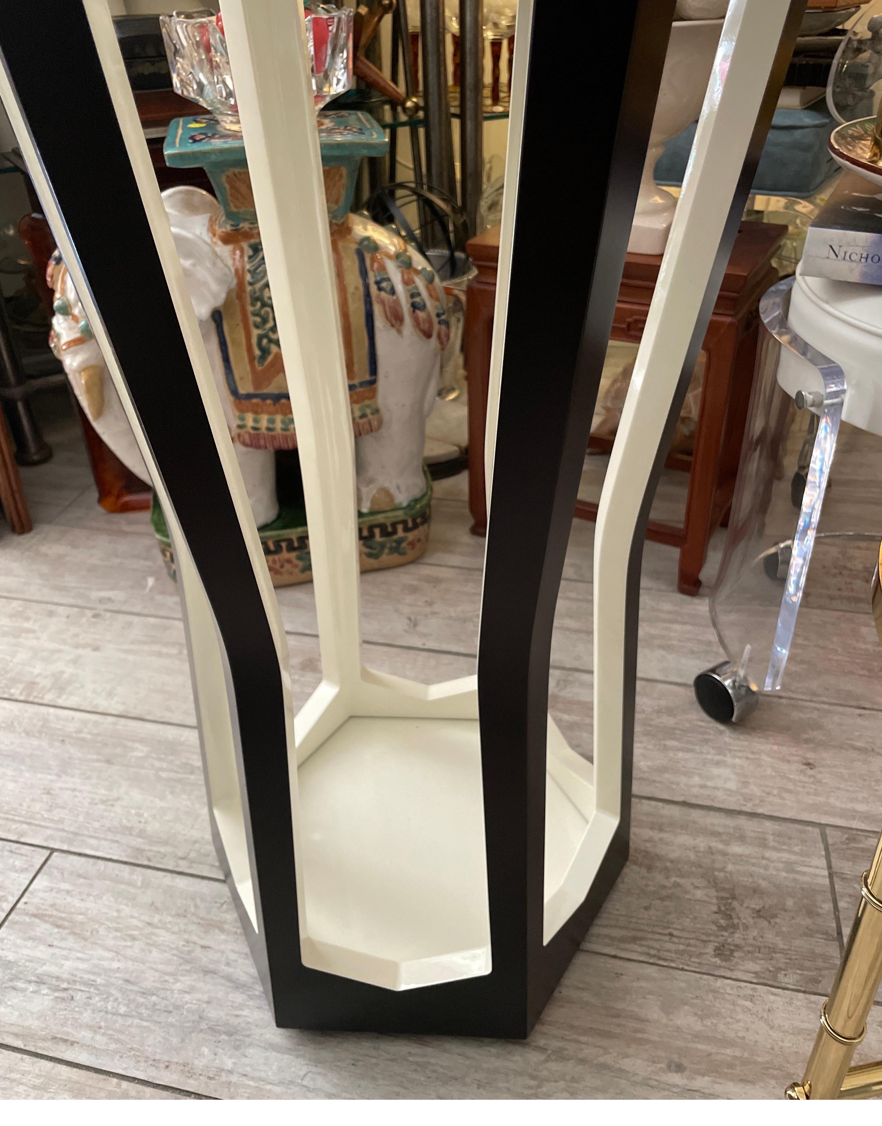 Wonderful Modernist style Pedestal / stand by Tsao Mc Kown for Donghia.
Finished in a dark ebony exterior with a white lacquered interior.