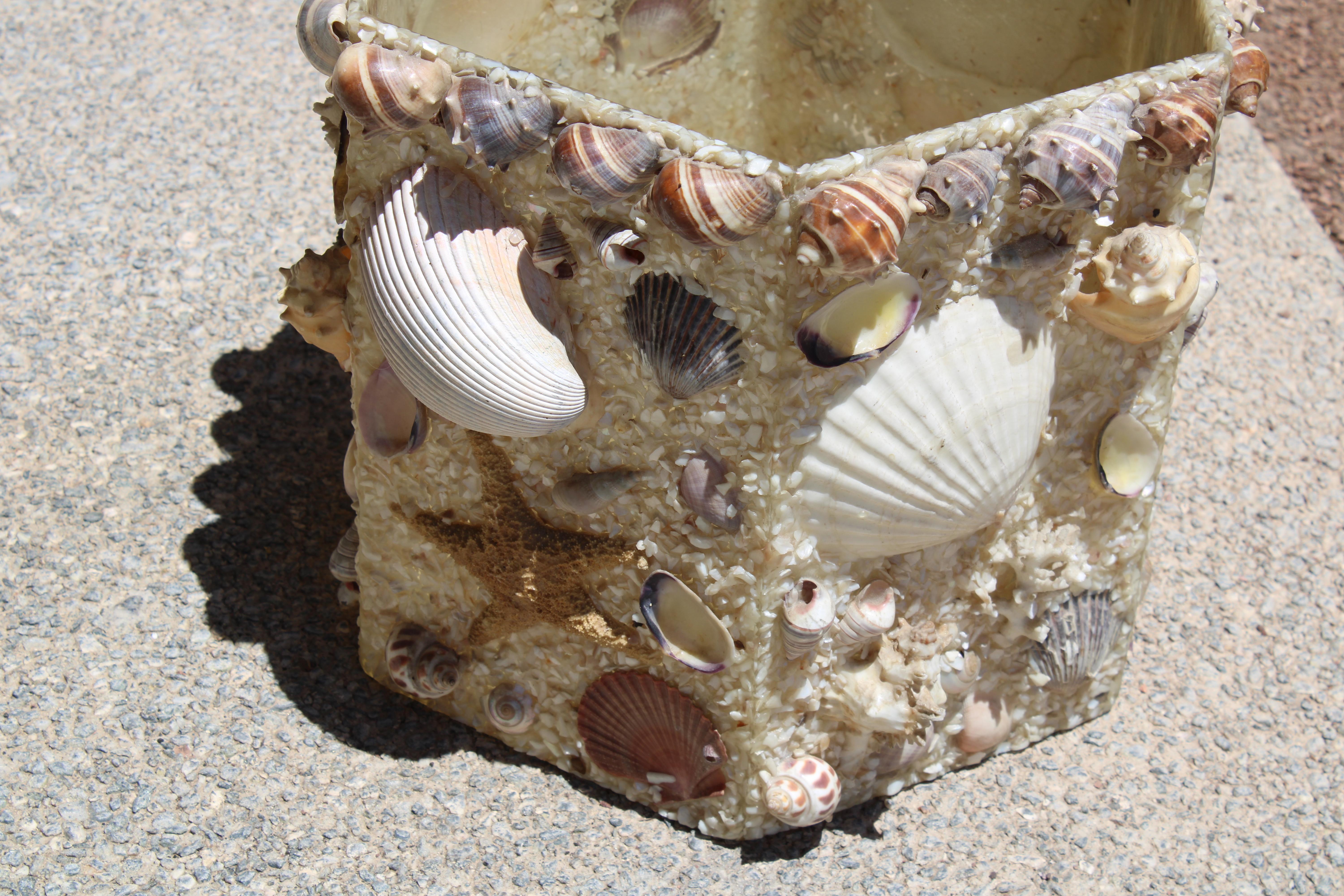 Milieu du XXe siècle Panier hexagonal nautique en coquillages en vente