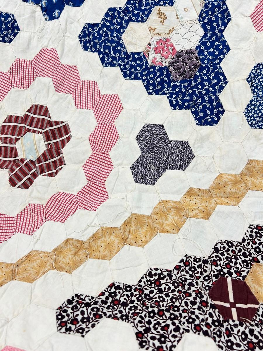 Hexagon patchwork in printed cotton - USA Circa 1860 For Sale 9