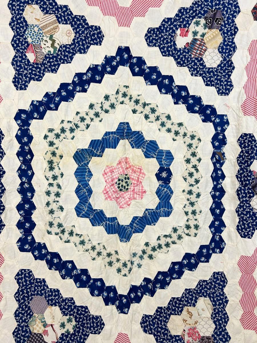 Hexagon patchwork in printed cotton - USA Circa 1860 For Sale 1