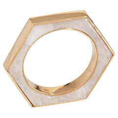 Anello esagonale Sz 5.5 con intarsio di onice bianco e fascia impilabile in oro giallo 18k Estate