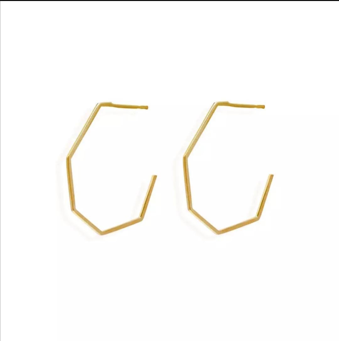 Orecchini a cerchio grande a forma di esagono in oro massiccio 14K Orecchini a cerchio grande in oro aperto Bigli

Metallo
Oro giallo
Materiale
Oro massiccio 14K
Peso dell'oro
2,0 grammi circa
Certificazione
Marchio BIS
Colore
Oro
Purezza del
