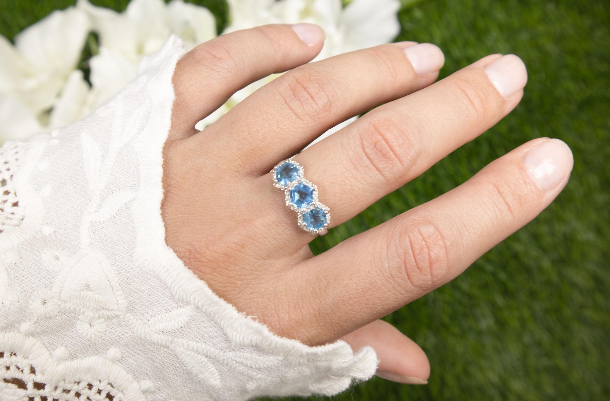 Sechseckiger blauer Topas-Dreisteinring in Form eines Topas mit Diamanten insgesamt 2 Karat (Zeitgenössisch) im Angebot