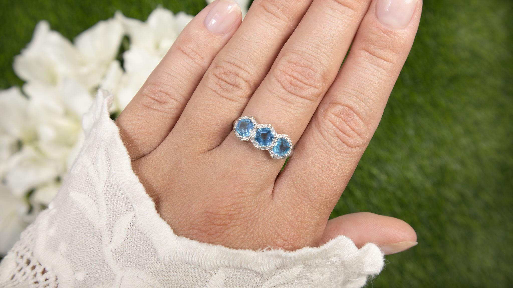 Taille mixte Bague à trois pierres de forme hexagonale avec diamants de 2 carats au total en vente