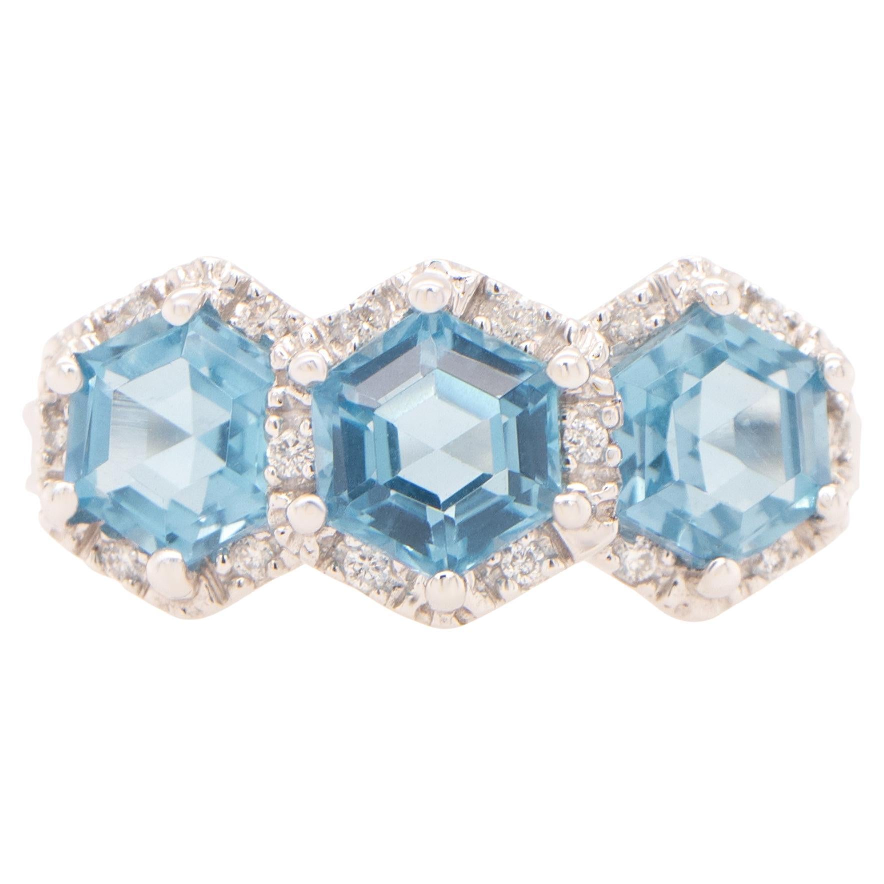 Sechseckiger blauer Topas-Dreisteinring in Form eines Topas mit Diamanten insgesamt 2 Karat
