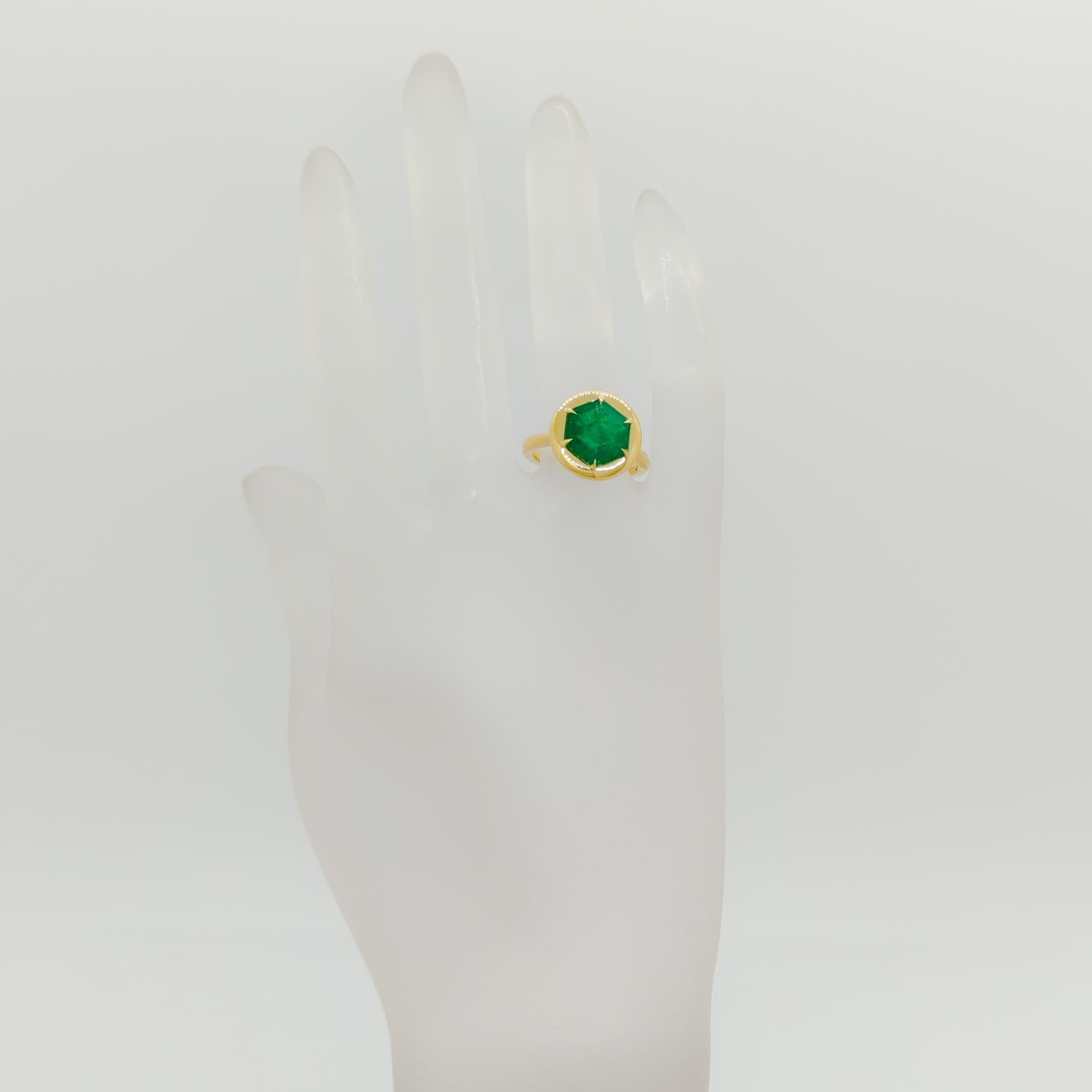 Sechseckiger Smaragdring aus 18 Karat Gelbgold in Smaragdform (Smaragdschliff) im Angebot