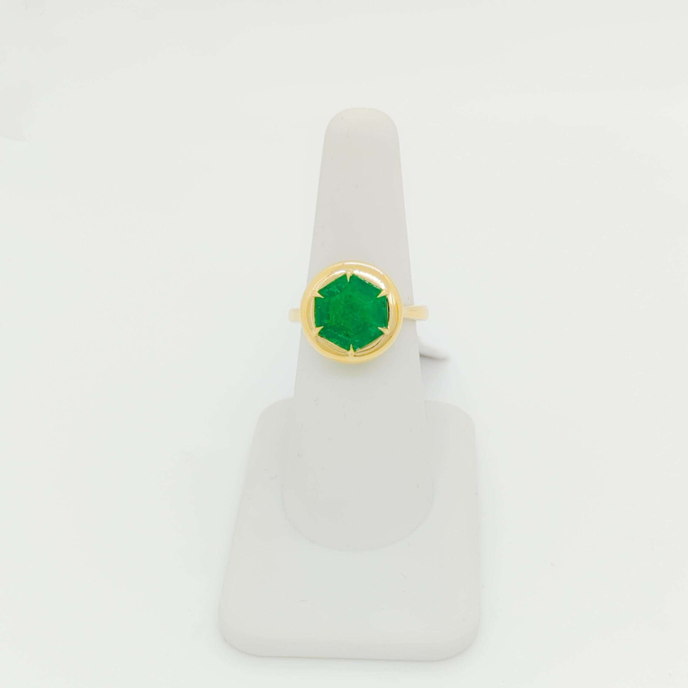 Hexagon Shape Emerald Ring in 18K Yellow Gold In New Condition For Sale In Los Angeles, CA