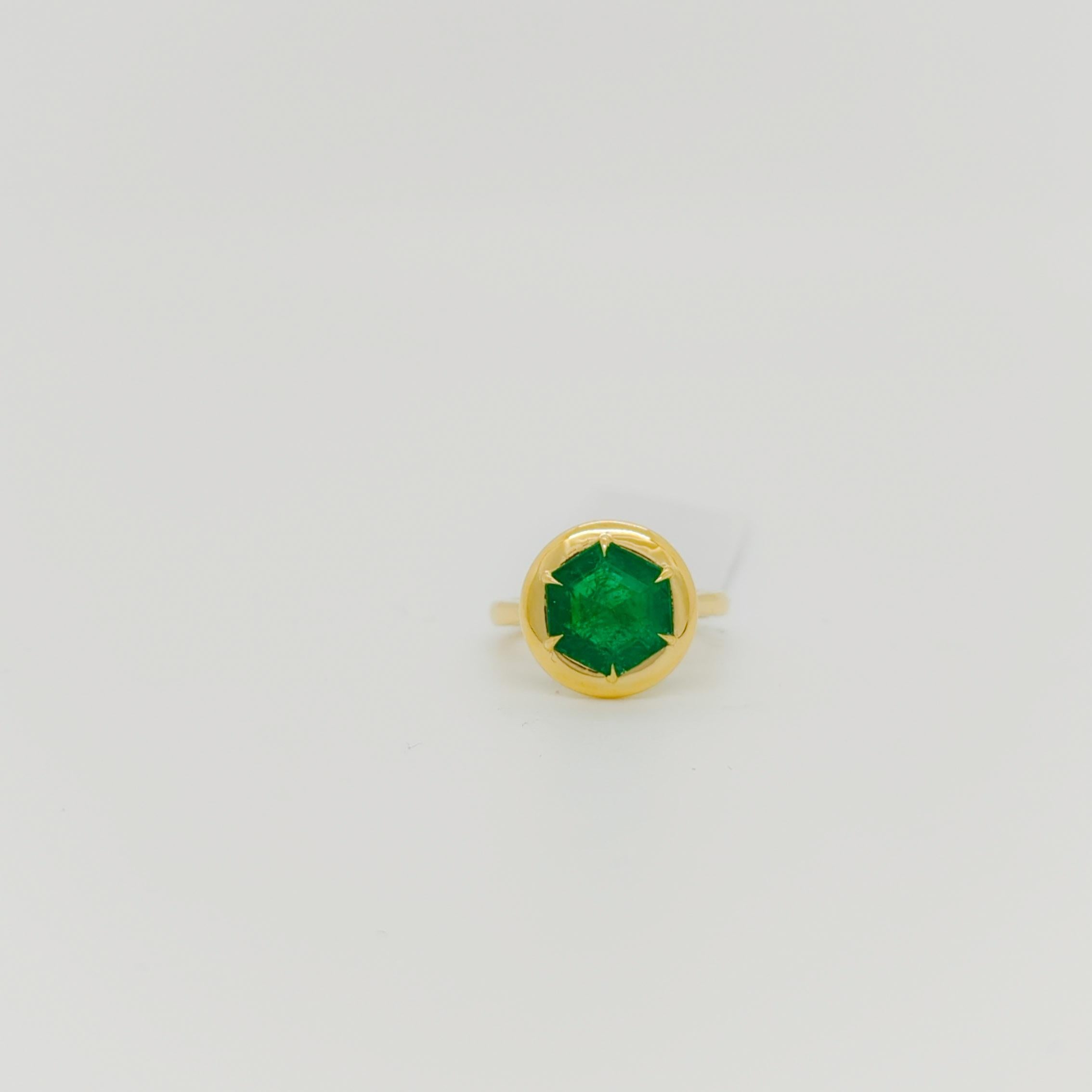 Sechseckiger Smaragdring aus 18 Karat Gelbgold in Smaragdform im Angebot 1