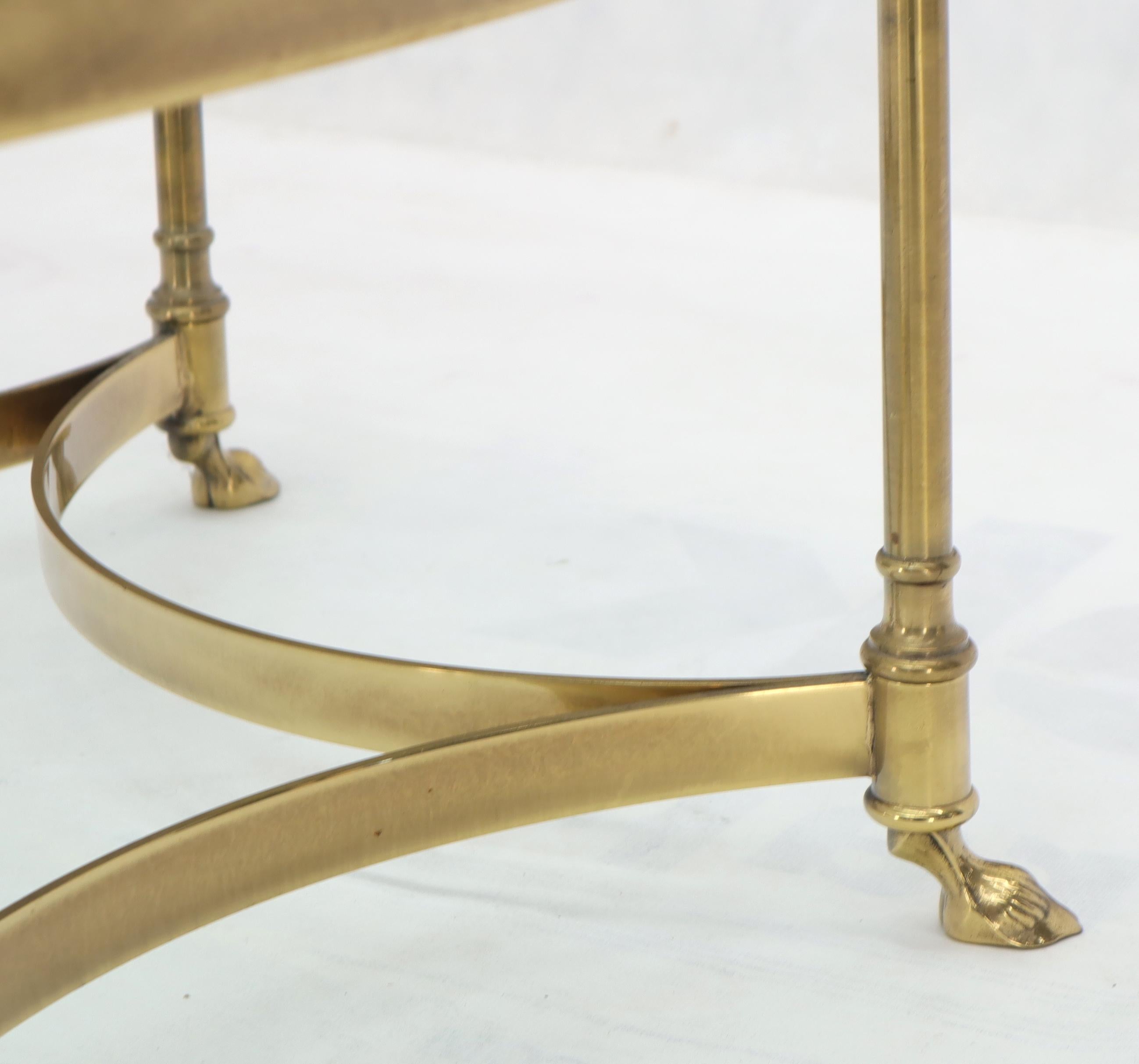 Table basse de forme hexagonale à plateau en verre et cadre en laiton avec pieds en forme de sabot en vente 1