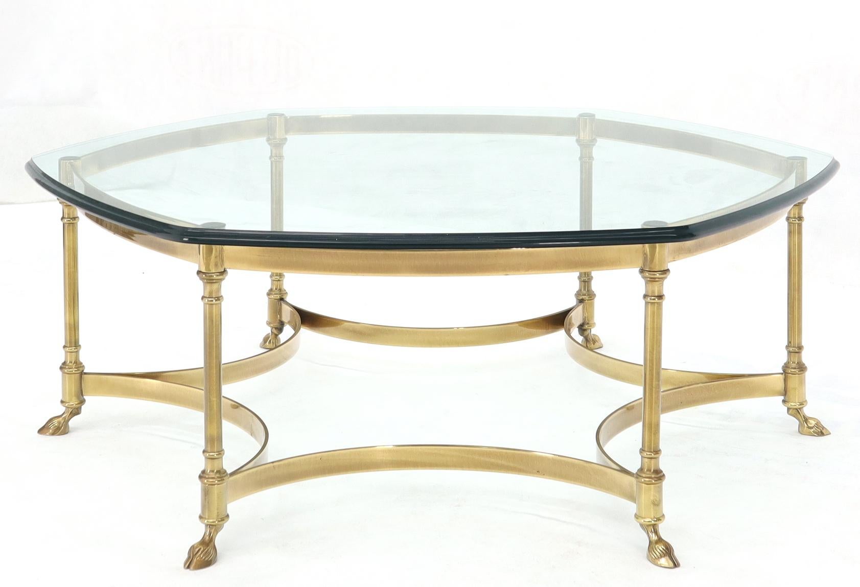 Table basse de forme hexagonale à plateau en verre et cadre en laiton avec pieds en forme de sabot en vente 3