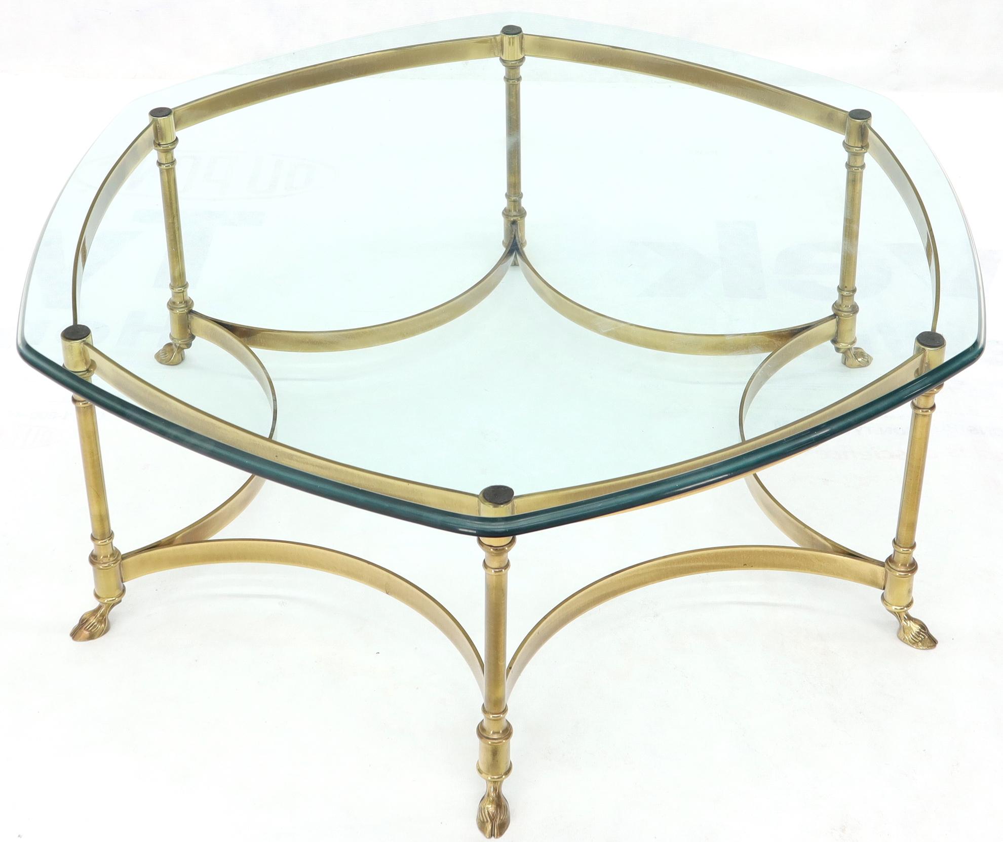 20ième siècle Table basse de forme hexagonale à plateau en verre et cadre en laiton avec pieds en forme de sabot en vente