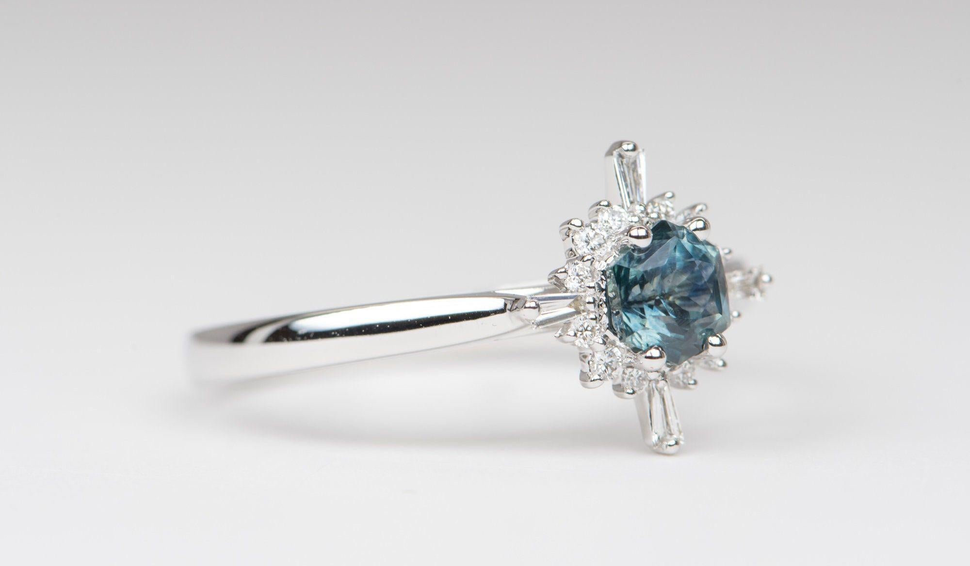 ♥ Dieser Ring aus massivem 14-karätigem Weißgold ist mit einem wunderschönen sechseckigen Montana-Saphir in der Mitte besetzt, der von runden und spitz zulaufenden Baguette-Diamanten in einem himmlisch inspirierten Halo-Design umgeben ist.
♥ Der