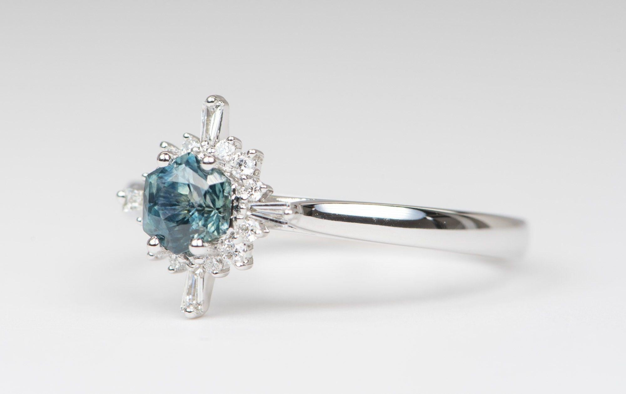 Sechseckiger Montana Saphir mit Diamant Halo Verlobungsring 14K Weißgold (Ungeschliffen) im Angebot