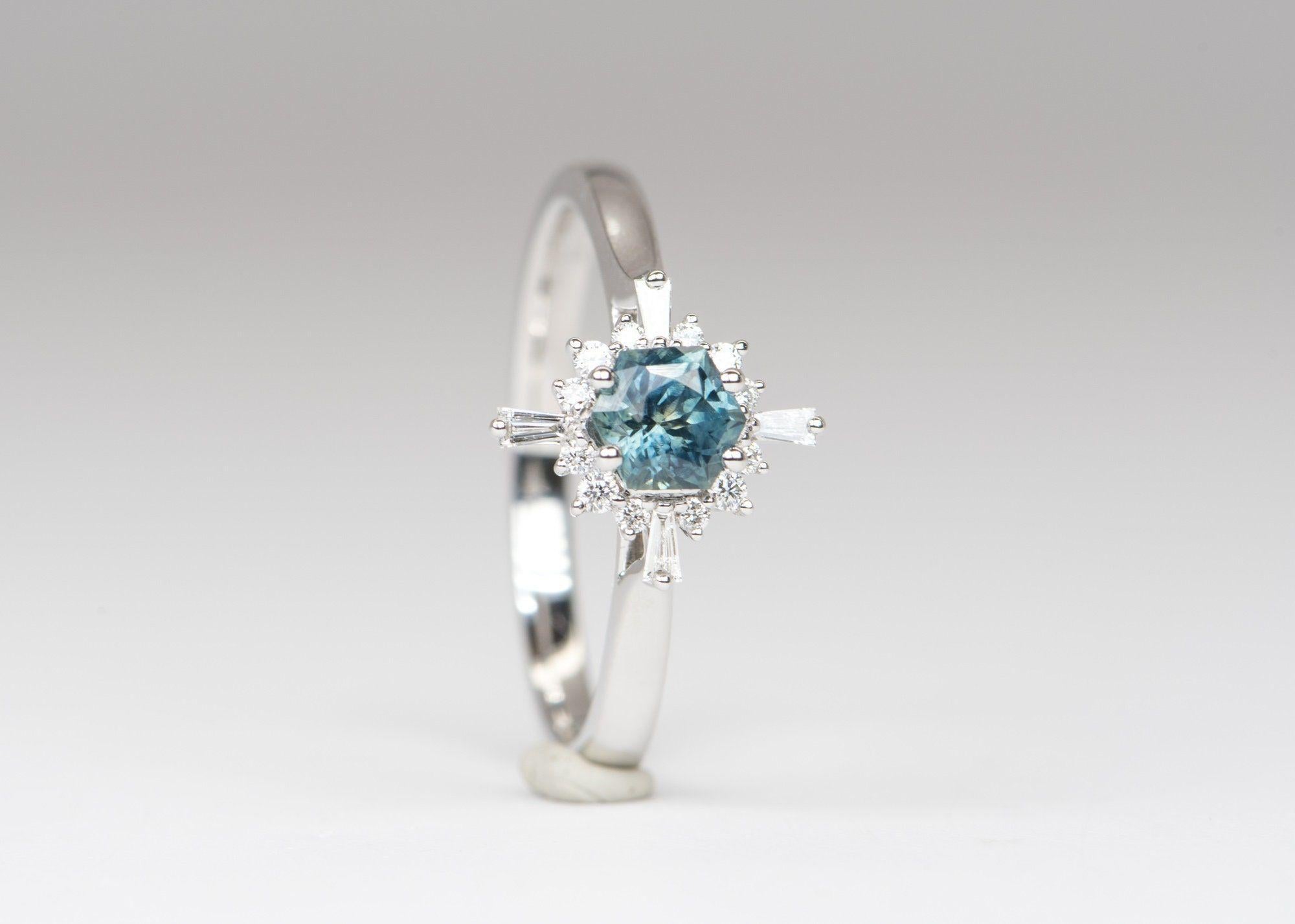 Sechseckiger Montana Saphir mit Diamant Halo Verlobungsring 14K Weißgold im Zustand „Neu“ im Angebot in Osprey, FL