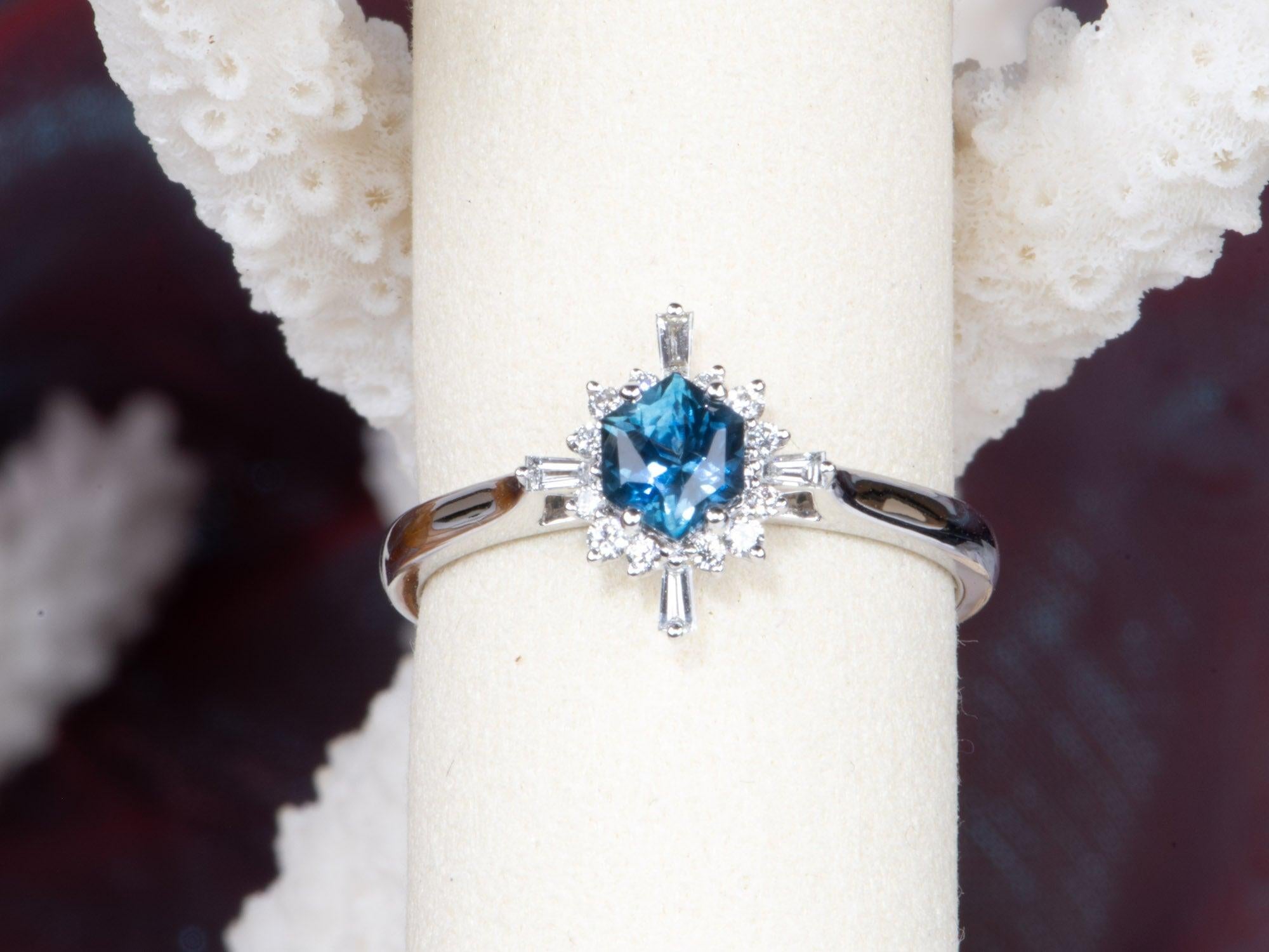 Sechseckiger Montana Saphir mit Diamant Halo Verlobungsring 14K Weißgold im Angebot 4