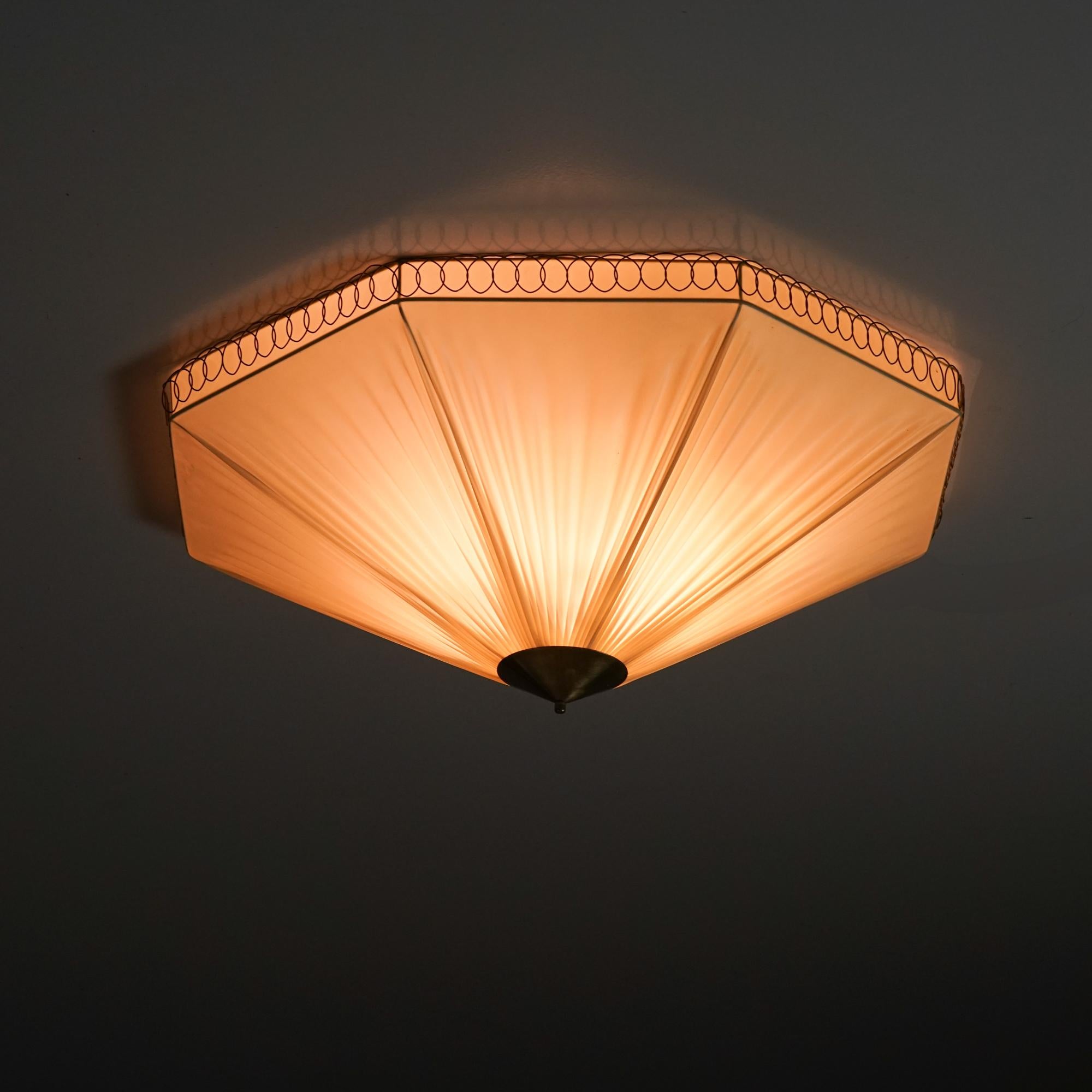 Laiton Boîte d'encastrement de forme hexagonale, modèle ES 1901/70, Itsu, années 1950 en vente
