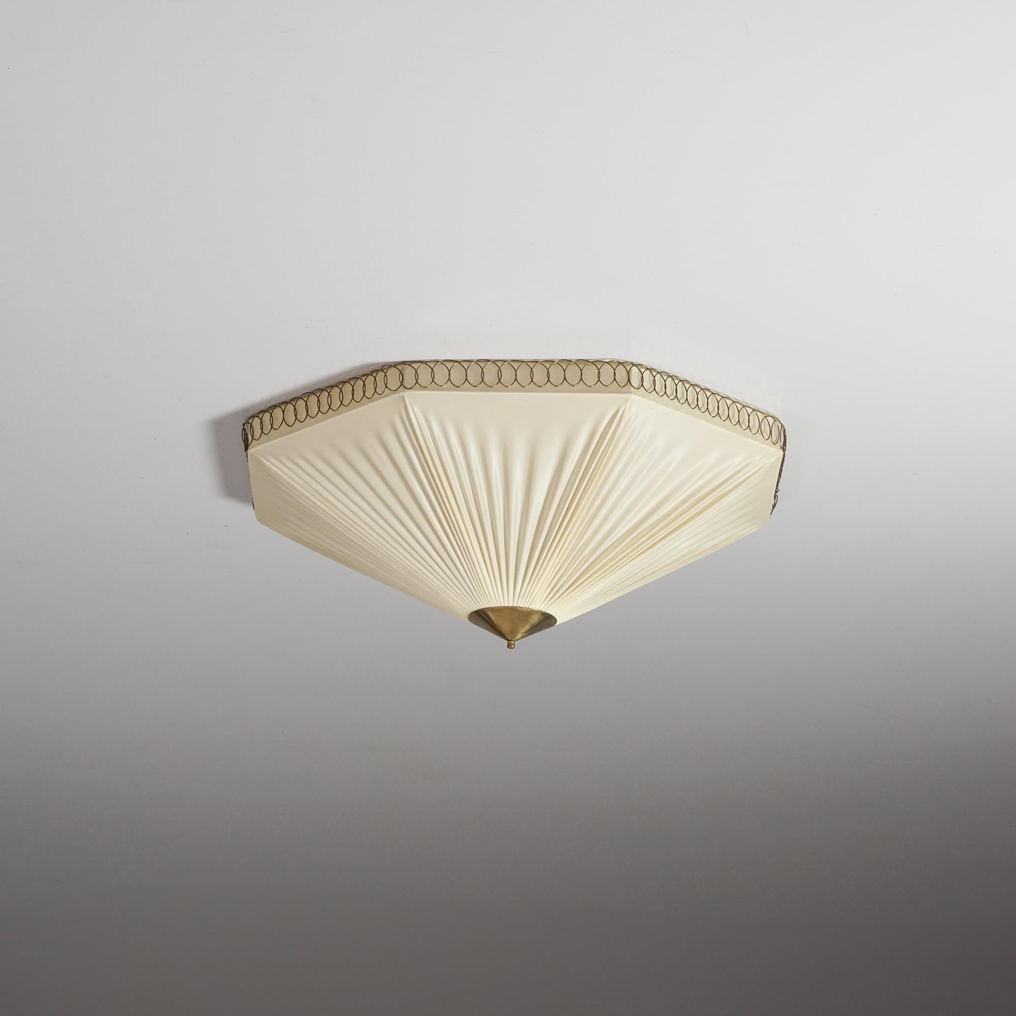 Encastré de forme hexagonale, modèle ES 1901/70, fabriqué par Itsu Oy, années 1950. Abat-jour en plastique avec détails en laiton. Bon état vintage, patine mineure correspondant à l'âge et à l'utilisation. 