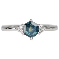Bague de fiançailles en or 14K:: saphir du Montana de forme hexagonale avec diamants sur les côtés