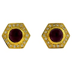 Clous d'oreilles en or jaune 18 carats avec rubis en forme d'hexagone et diamants