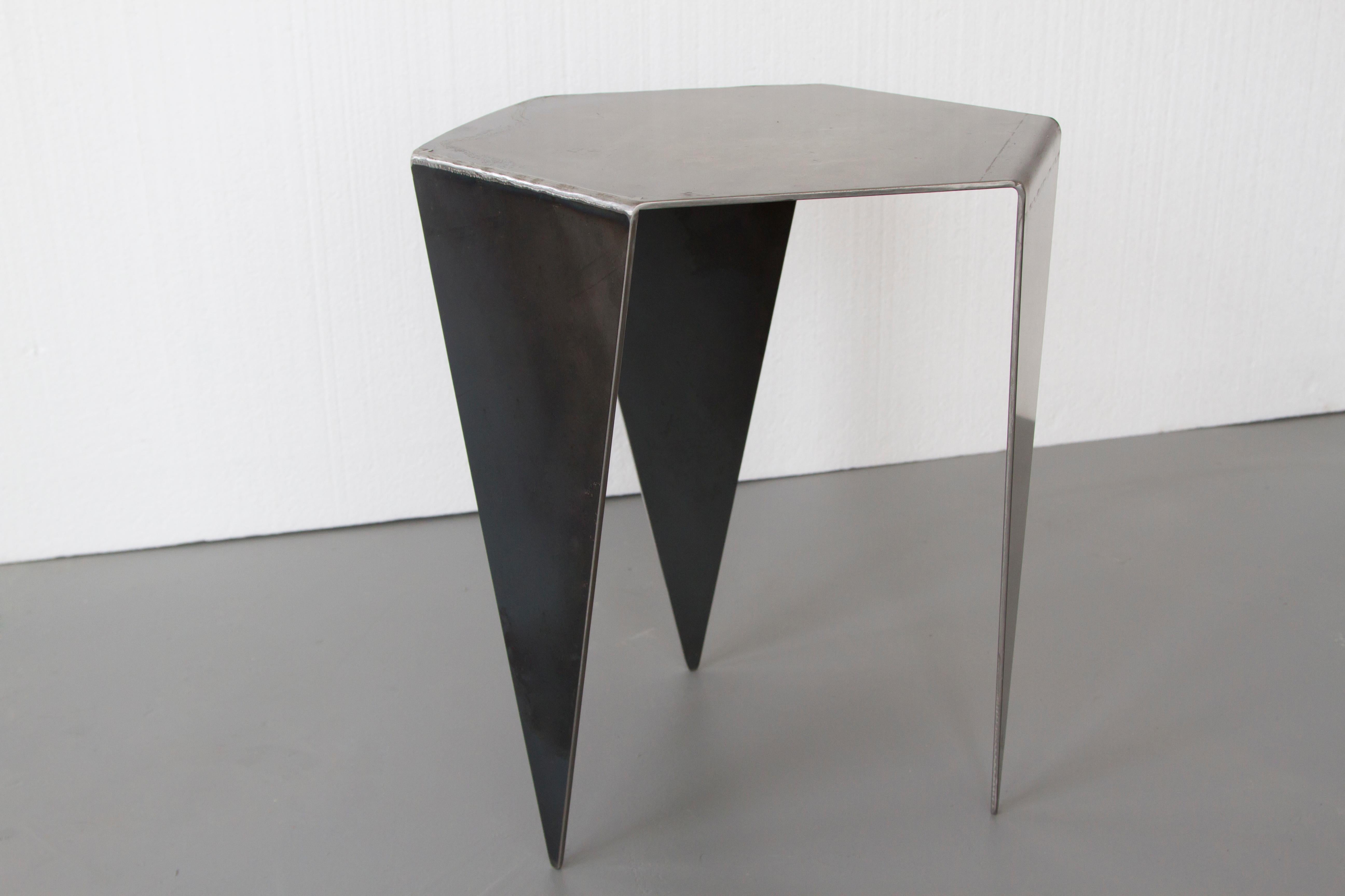 Hexagon Side Table in Raw Black Steel Minimalist Design by Mtharu (Minimalistisch) im Angebot