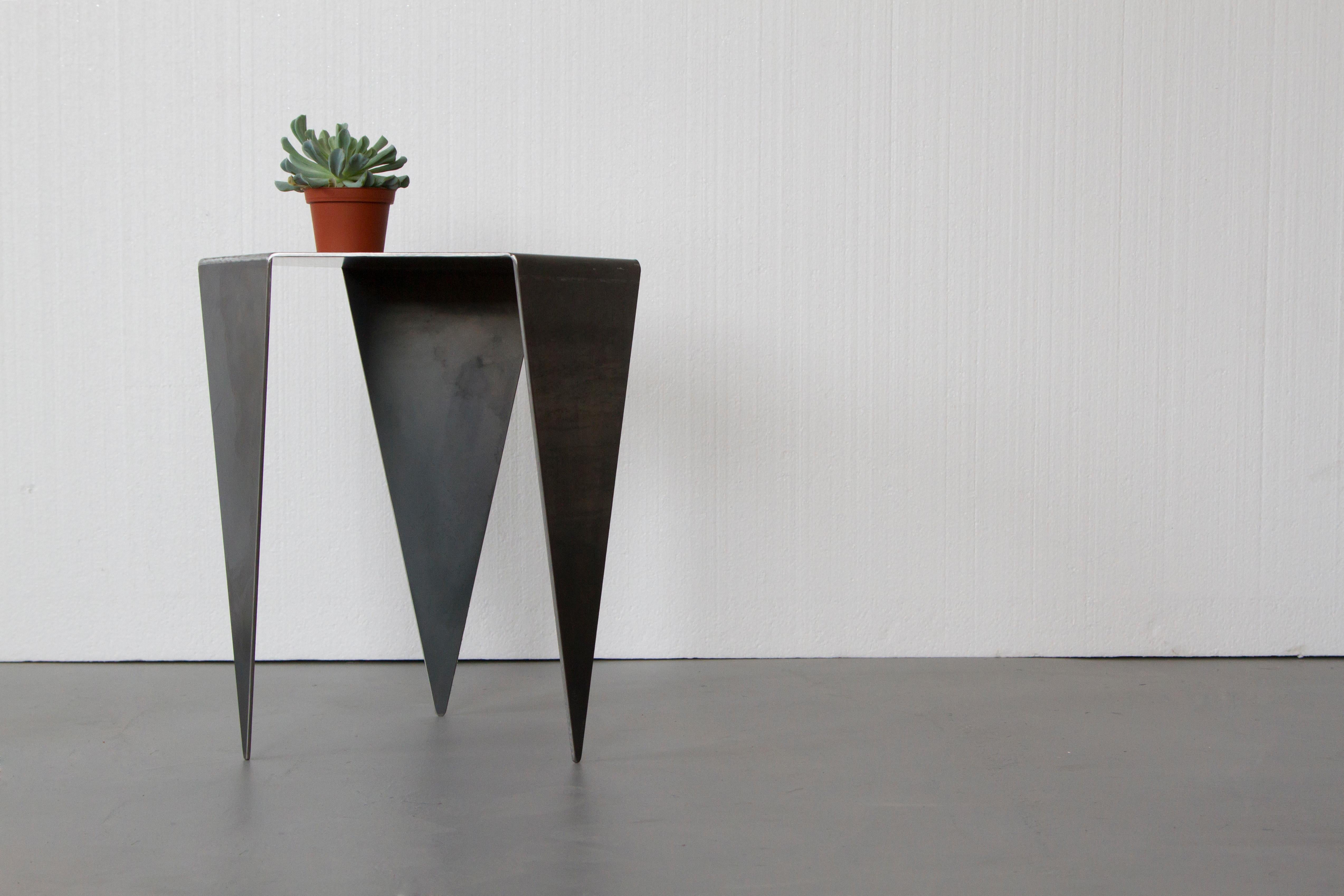 Hexagon Side Table in Raw Black Steel Minimalist Design by Mtharu (Kanadisch) im Angebot