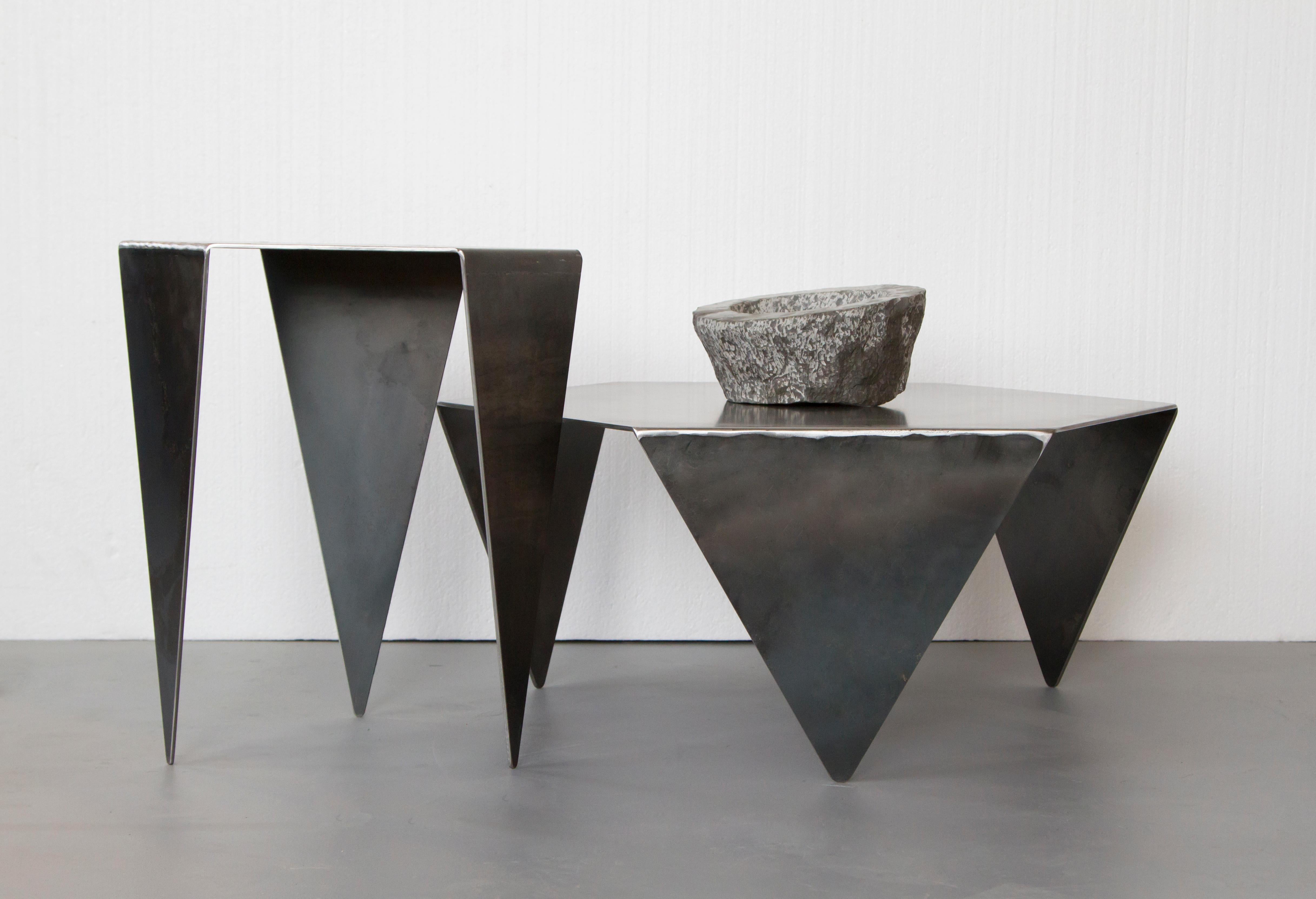 Hexagon Side Table in Raw Black Steel Minimalist Design by Mtharu im Zustand „Neu“ im Angebot in Calgary, Alberta